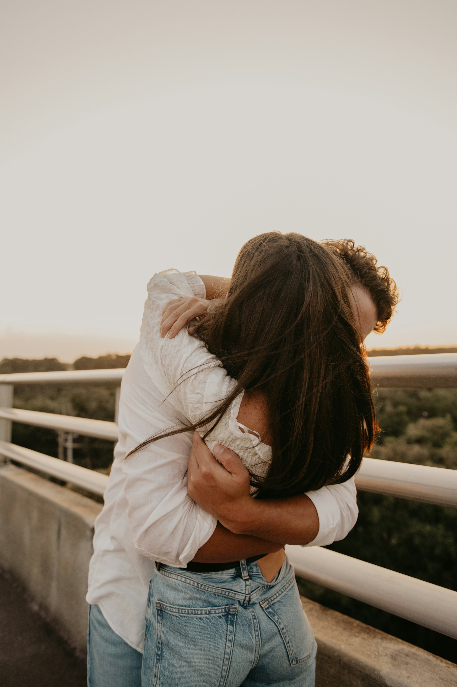 Un couple qui se prend dans les bras | Source : Unsplash