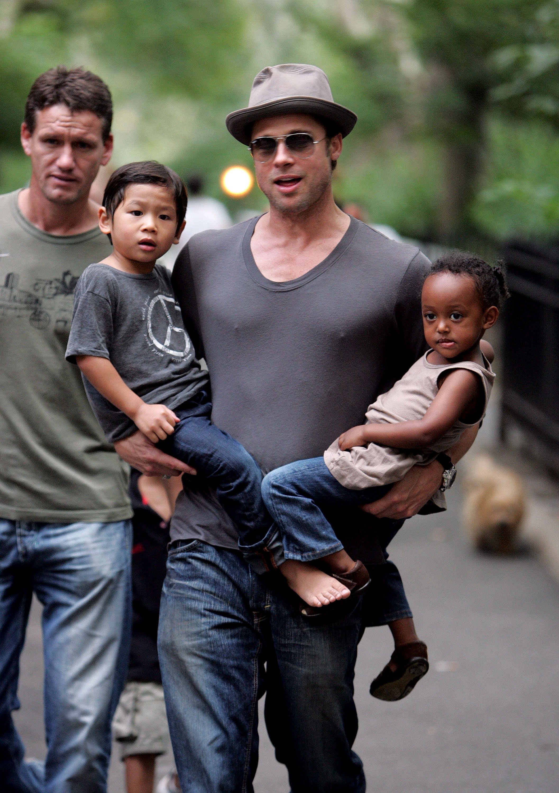 Brad Pitt visitant une aire de jeux avec ses enfants Zahara Jolie-Pitt, Pax Jolie-Pitt et Maddox Jolie-Pitt à New York City le 26 août 2007. | Source : Getty Images