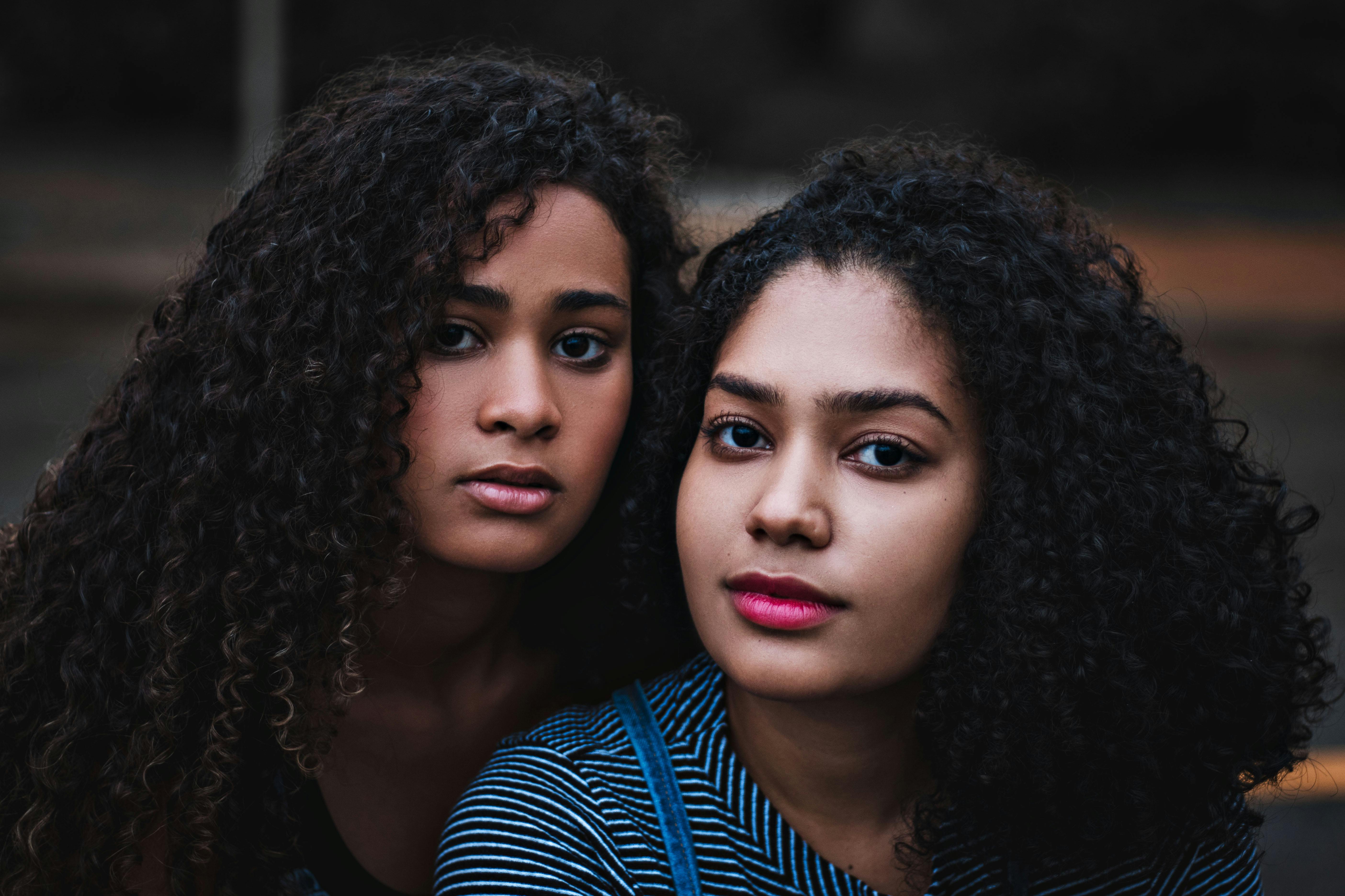 Deux sœurs posant ensemble | Source : Pexels