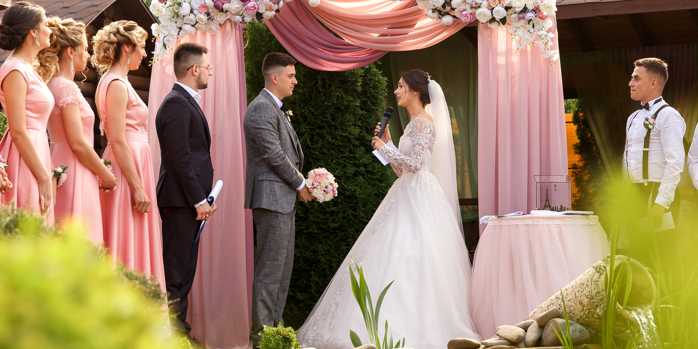 Une mariée et un marié debout devant l'autel | Source : Shutterstock