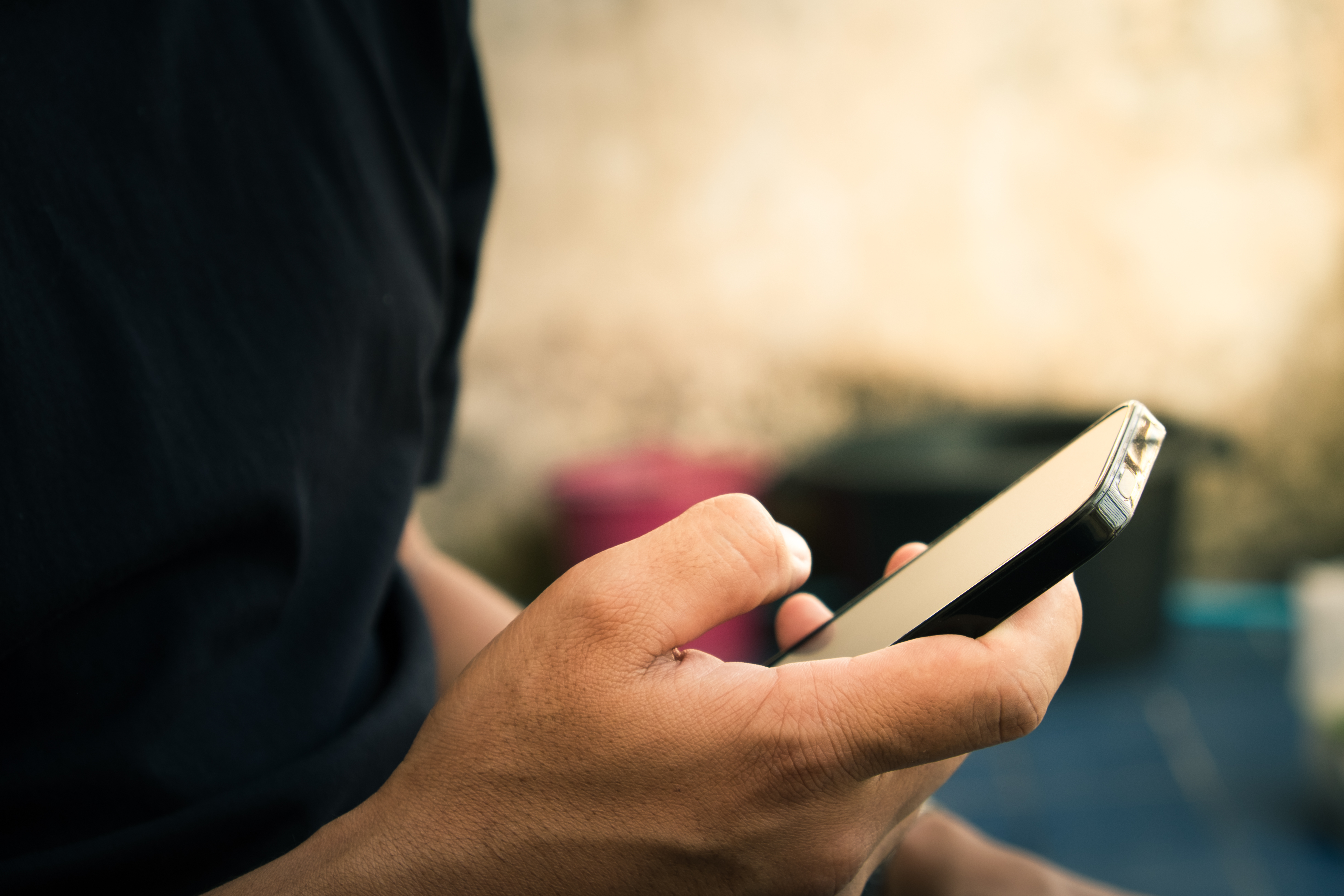 La main d'un homme utilisant un téléphone pour envoyer des textos | Source : Shutterstock
