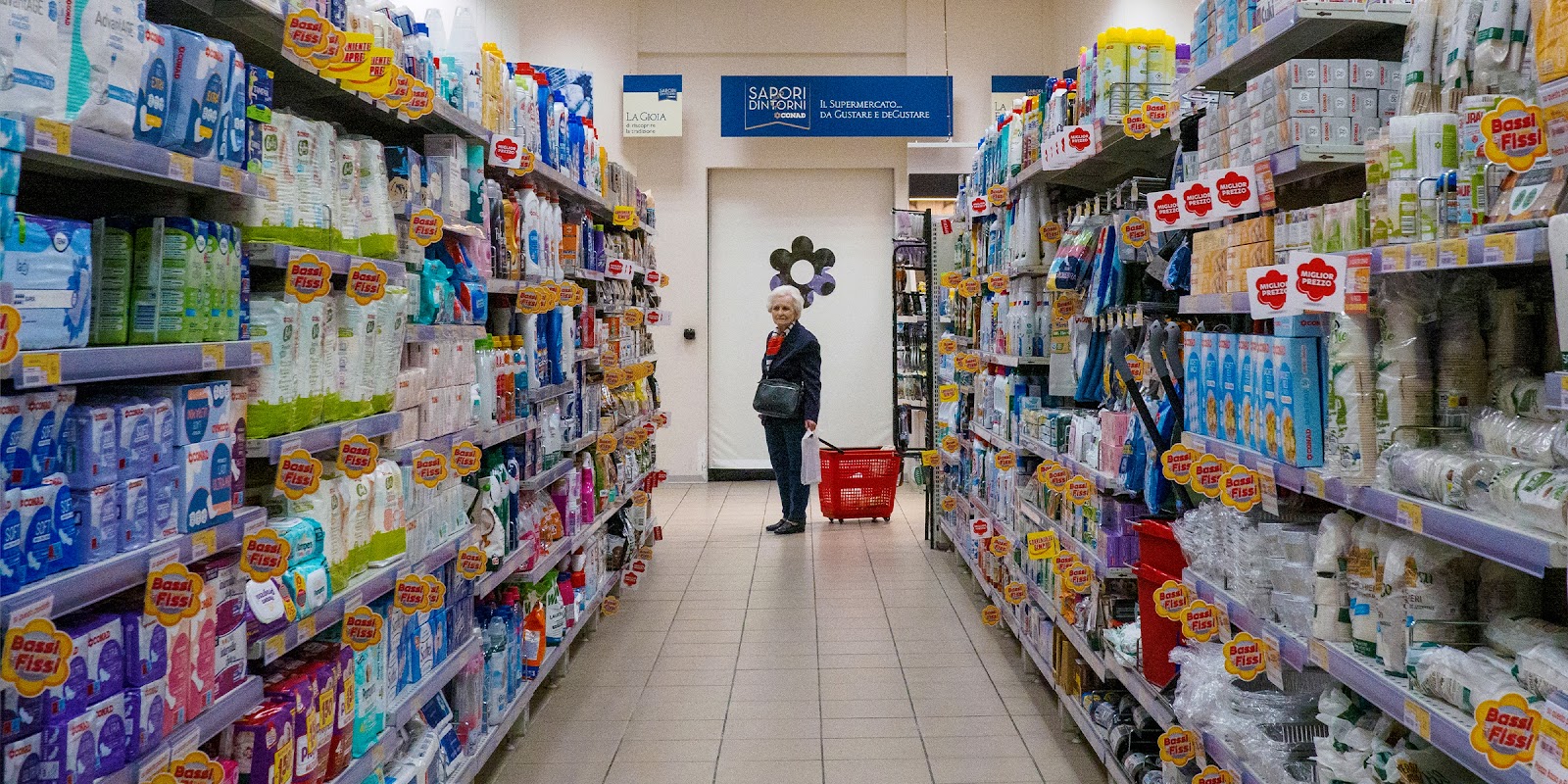Une femme âgée dans un magasin | Source : Shutterstock