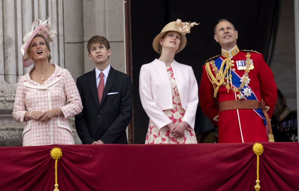 Sophie, comtesse de Wessex et le prince Edward, comte de Wessex, avec leurs enfants James et Lady Louise, le 2 juin 2022 à Londres | Source : Getty Images