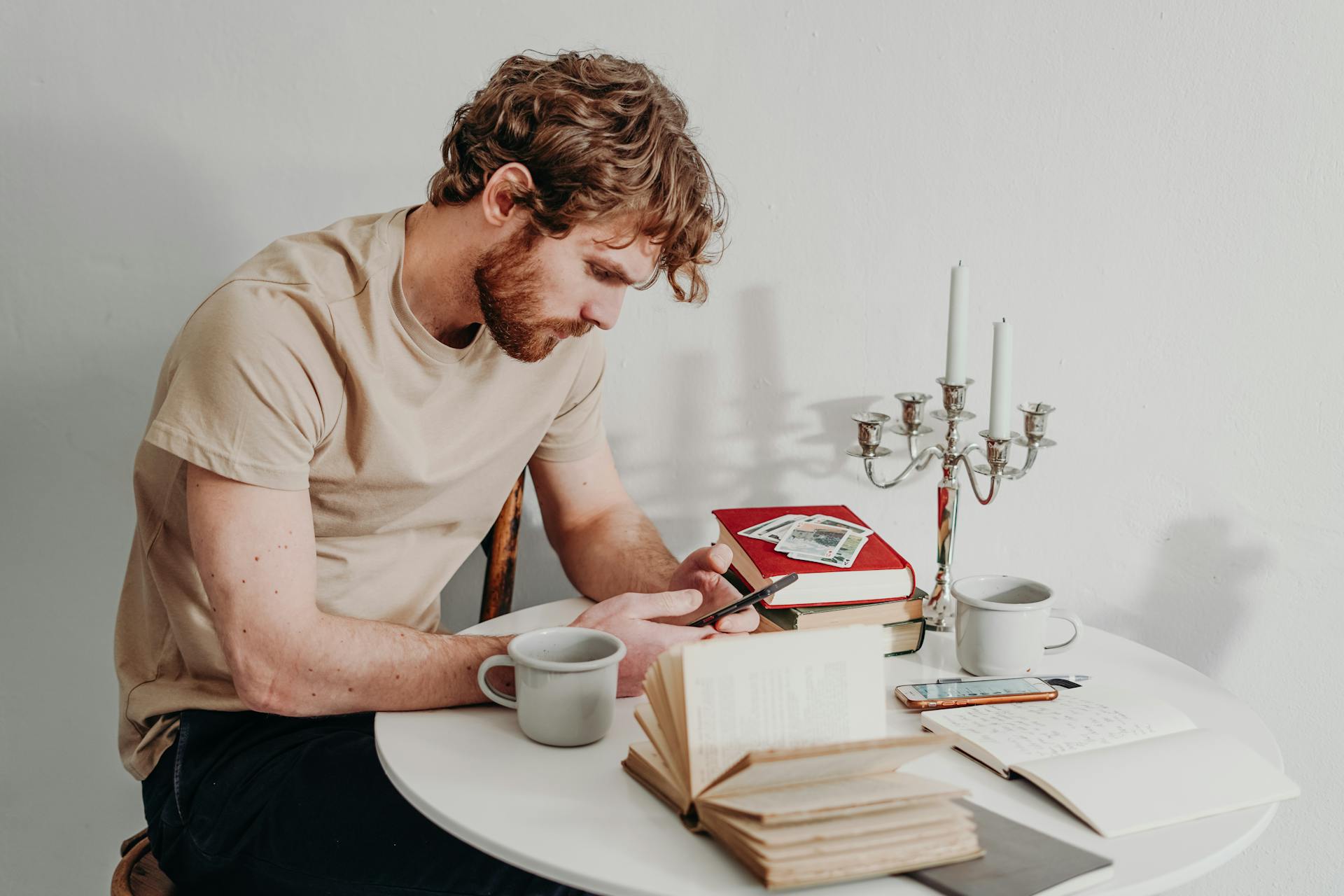 Un homme utilisant son téléphone | Source : Pexels