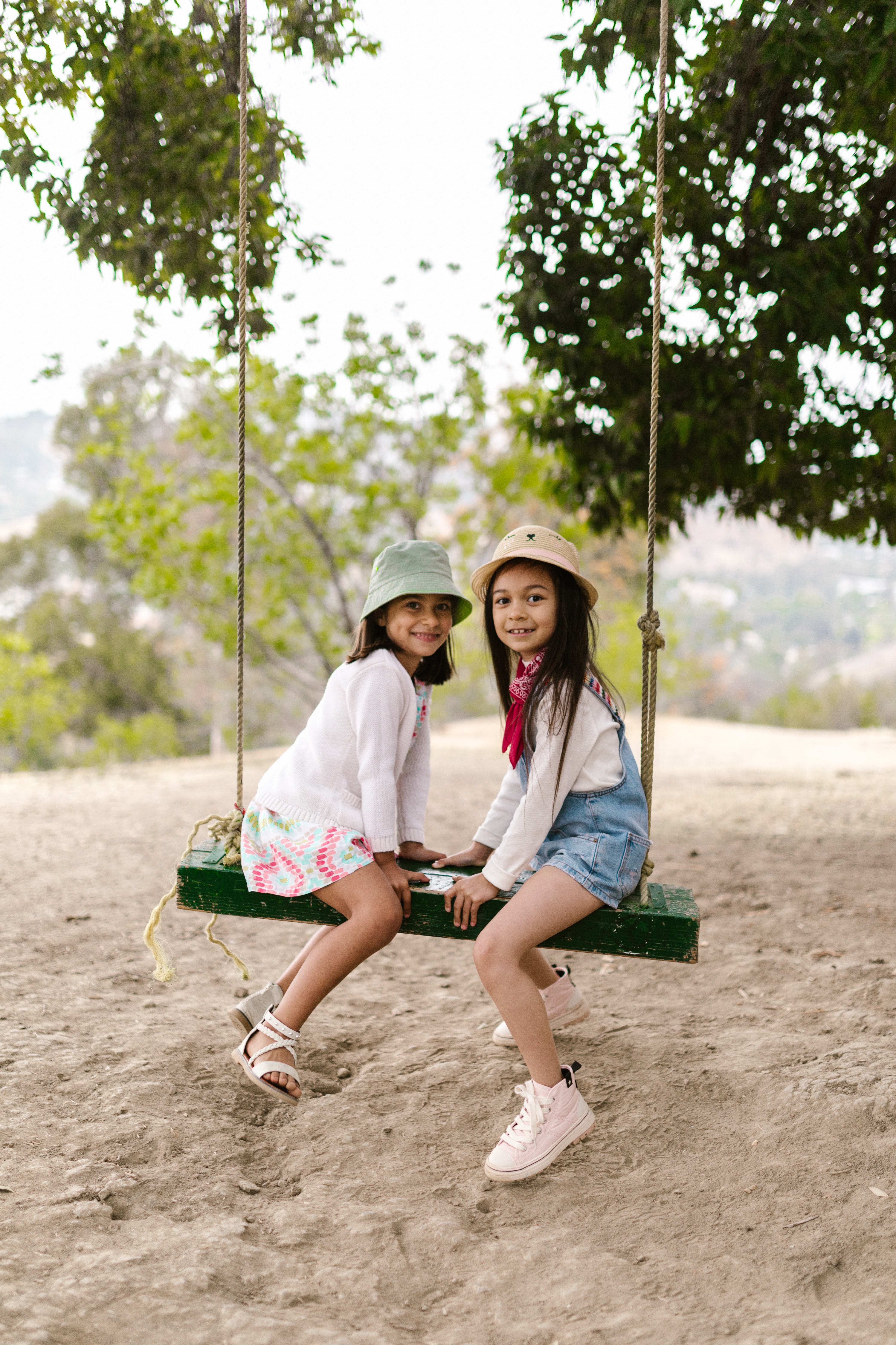 Deux filles partageant une balançoire | Source : Pexels