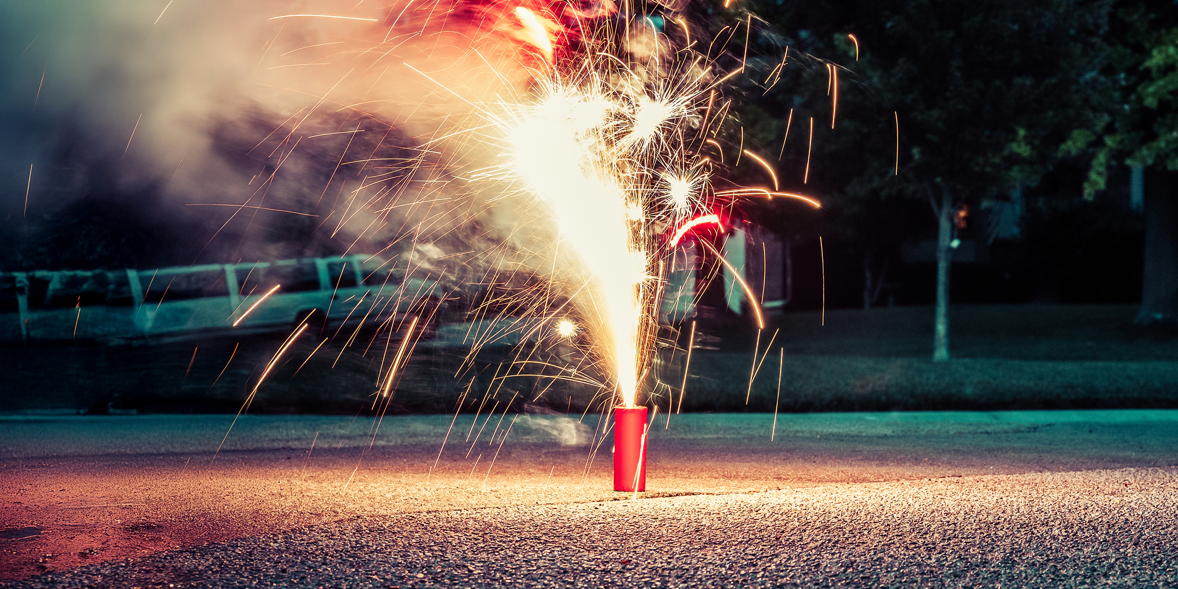 Un feu d'artifice allumé | Source : Shutterstock
