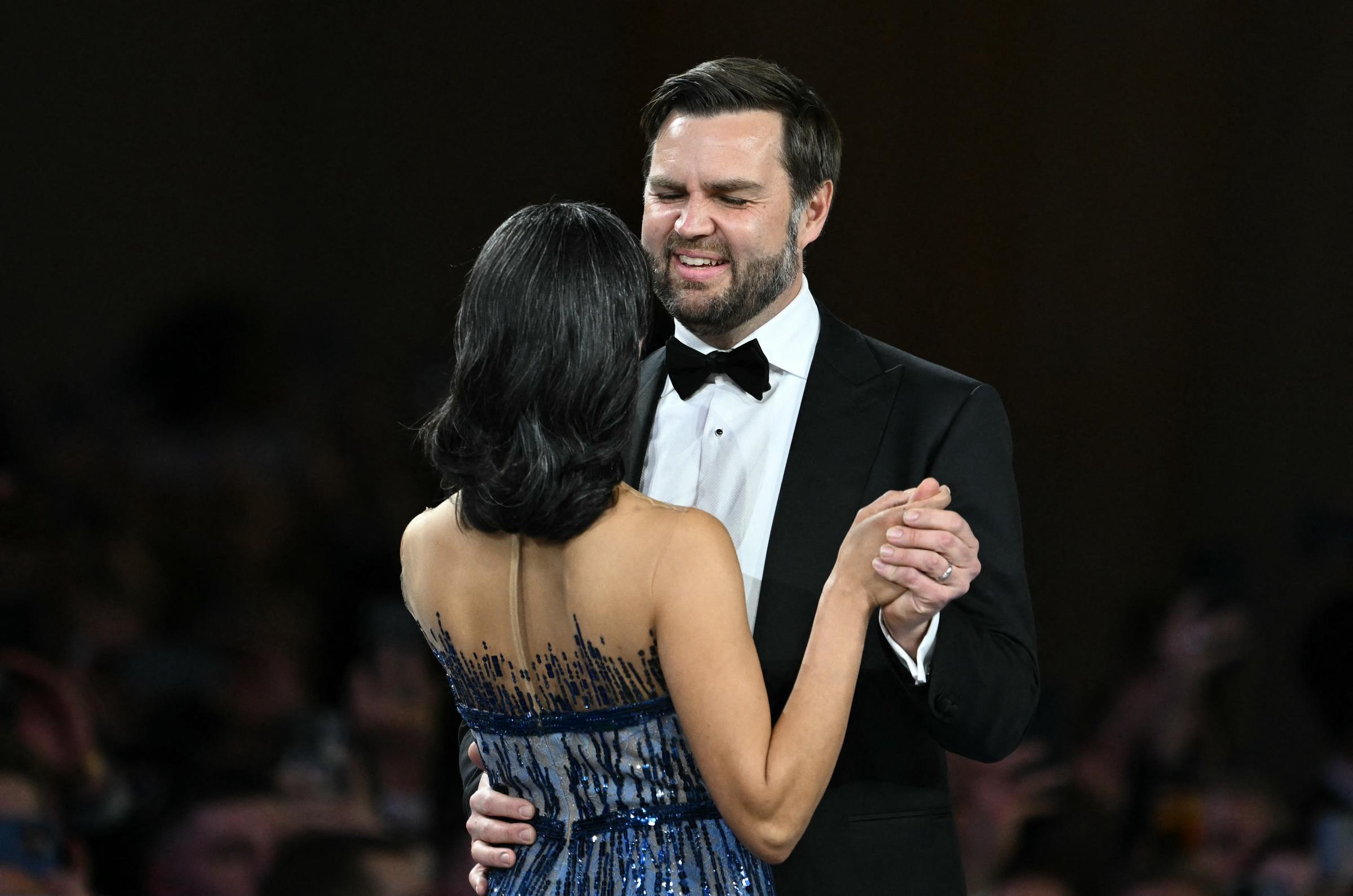 Le vice-président J.D. Vance et sa femme Usha dansent lors du bal inaugural du commandant en chef | Source : Getty Images