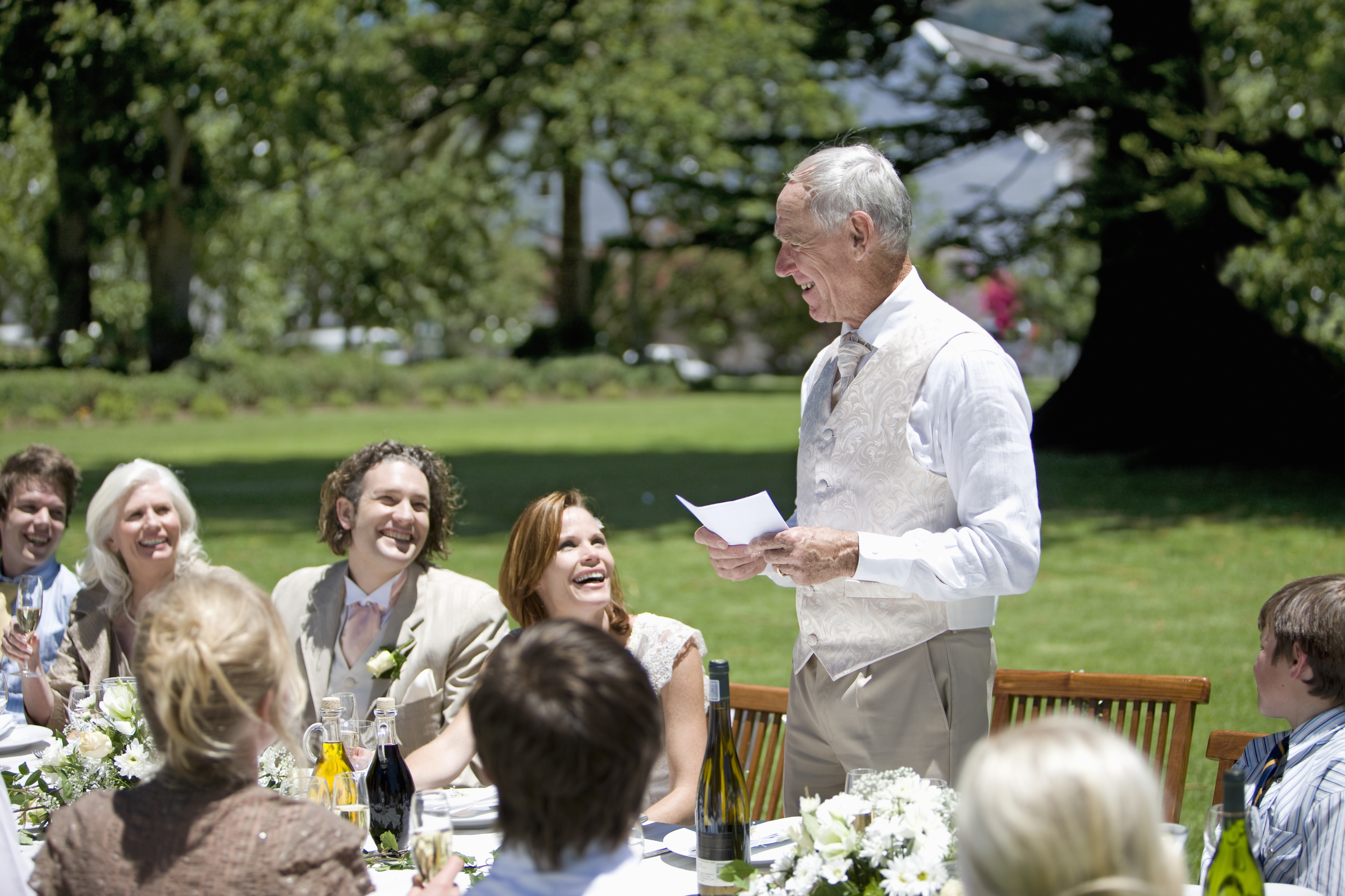 Un homme prononce un discours lors d'une cérémonie de mariage. | Source : Shutterstock