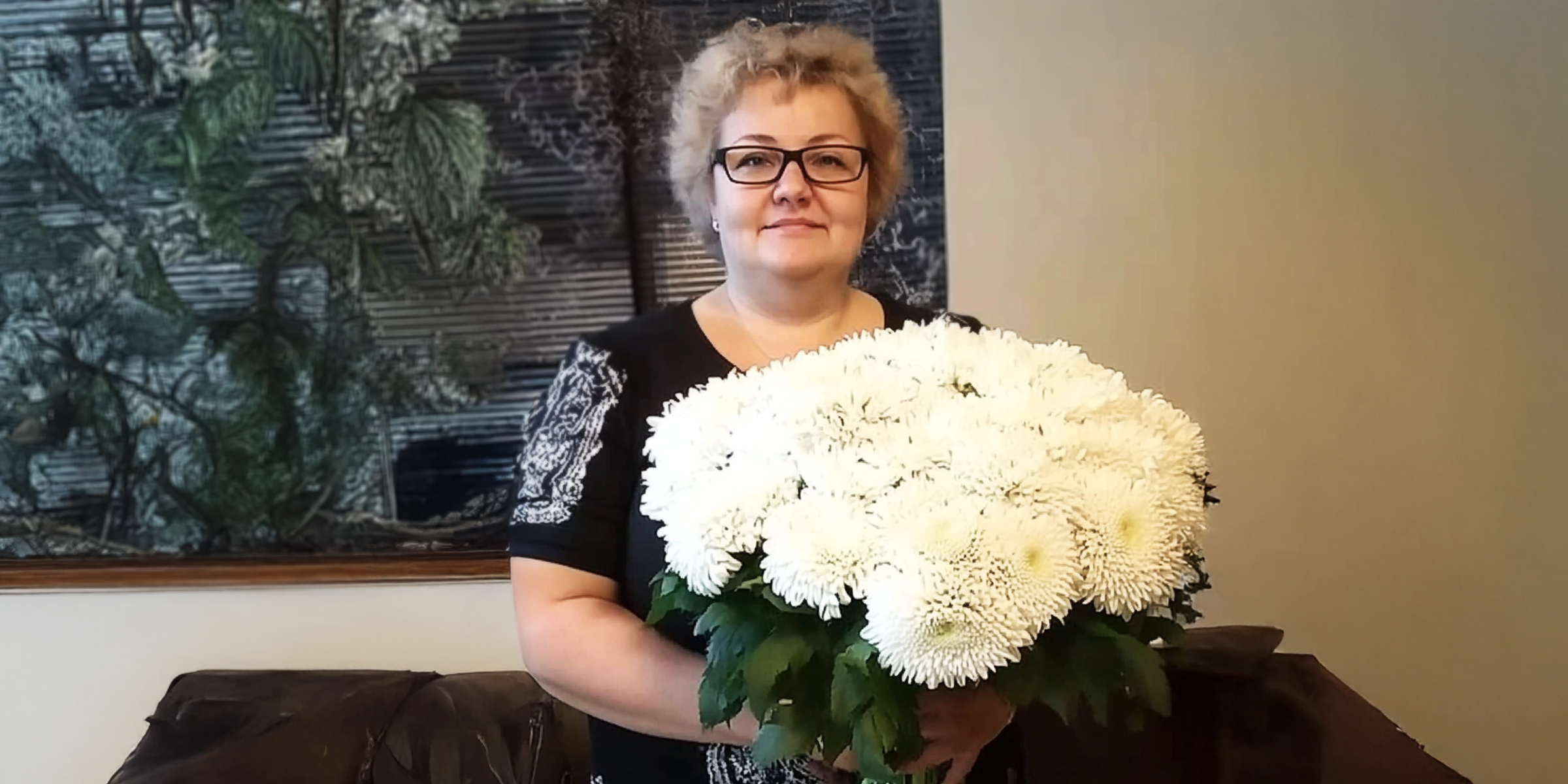 Une femme âgée qui tient un bouquet de fleurs | Source : AmoMama