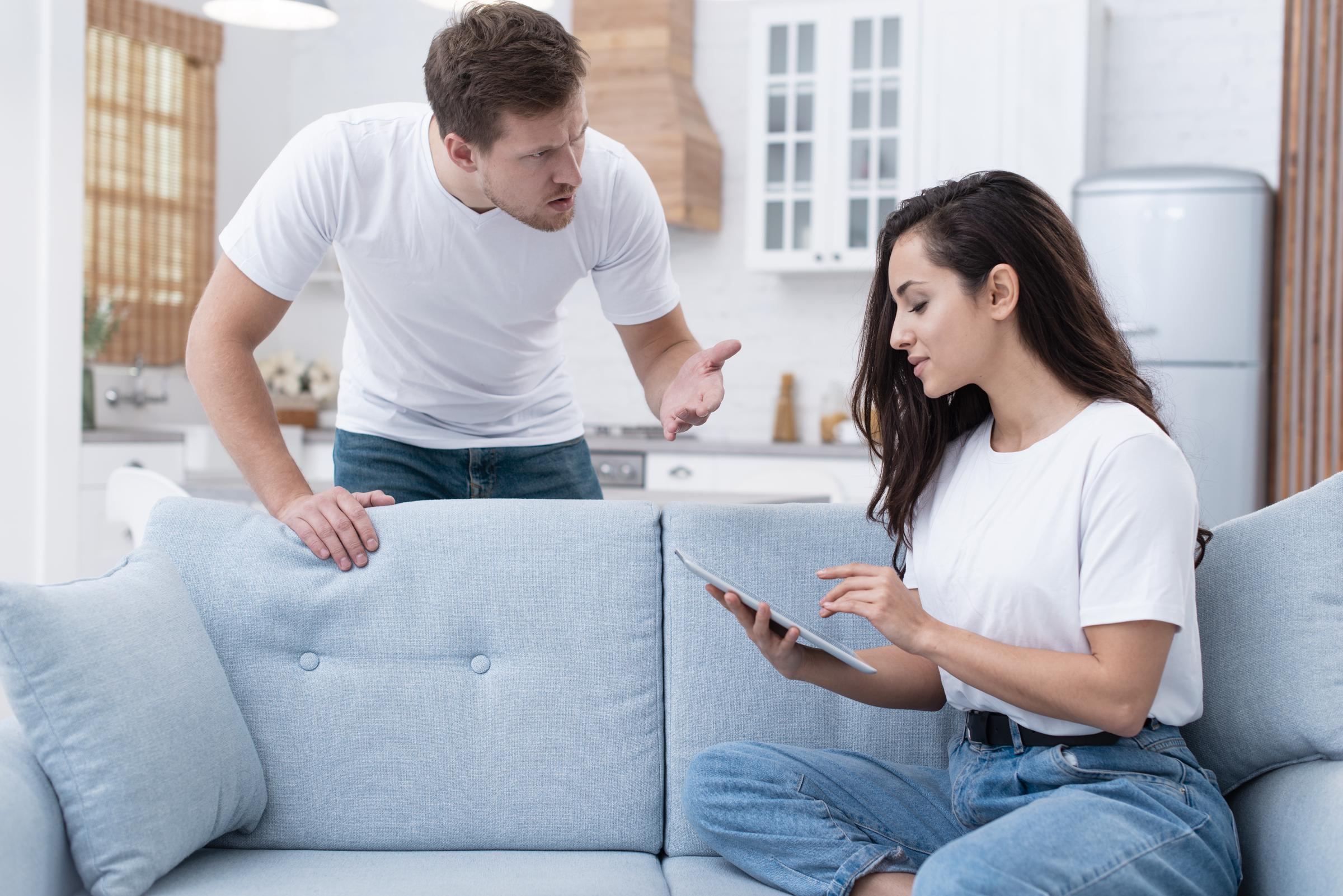 Un homme en colère qui regarde une femme | Source : Freepik