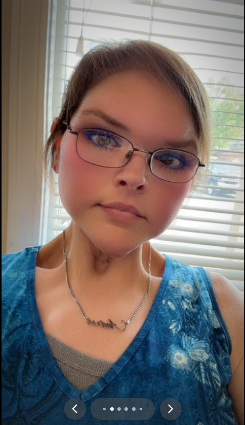 Tammy Slaton est radieuse dans un chemisier bleu et des lunettes, extrait d'un post vidéo daté du 21 juillet 2025 | Source : TikTok/tammy.l.slaton