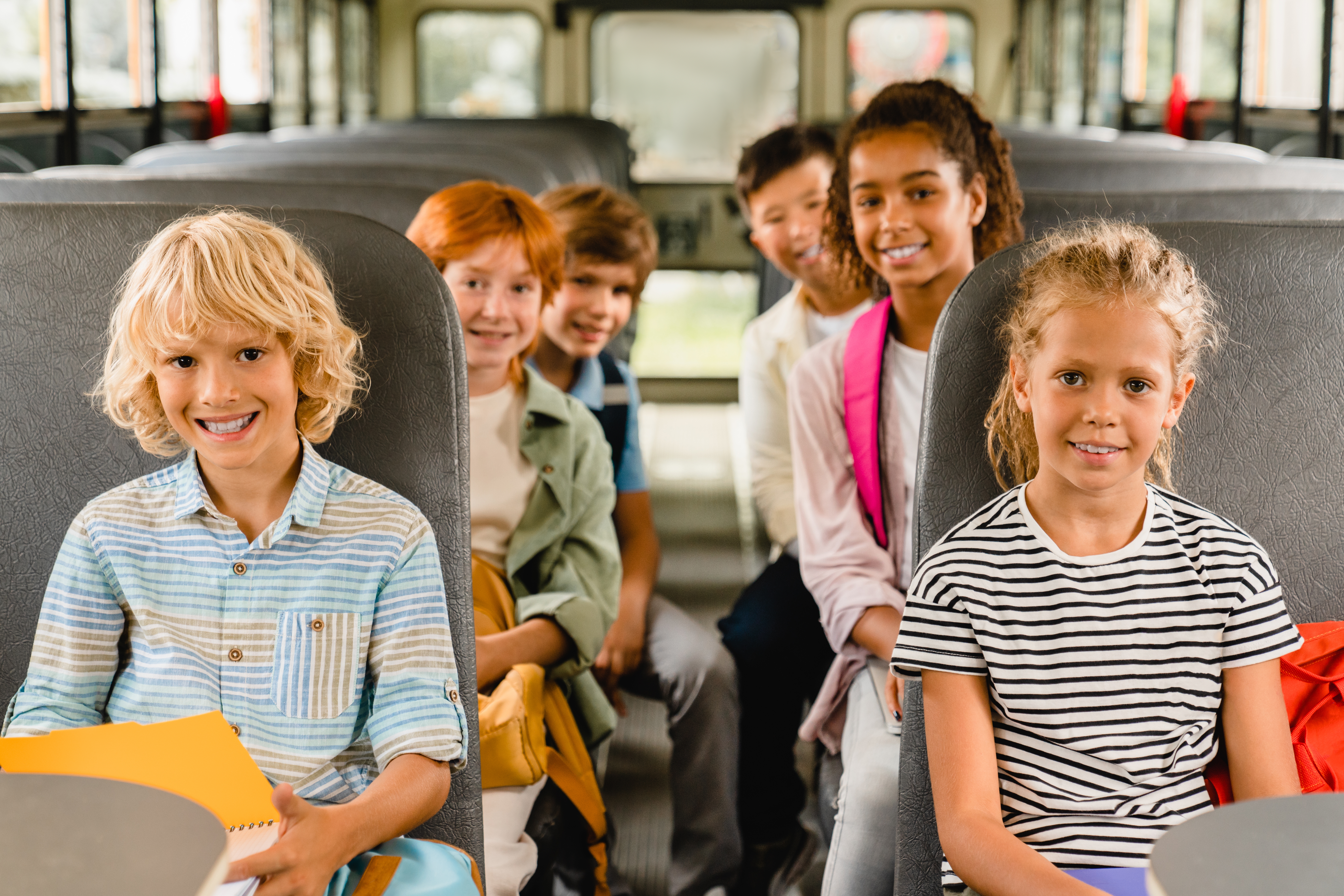 Enfants assis à l'intérieur d'un bus scolaire | Source : Shutterstock