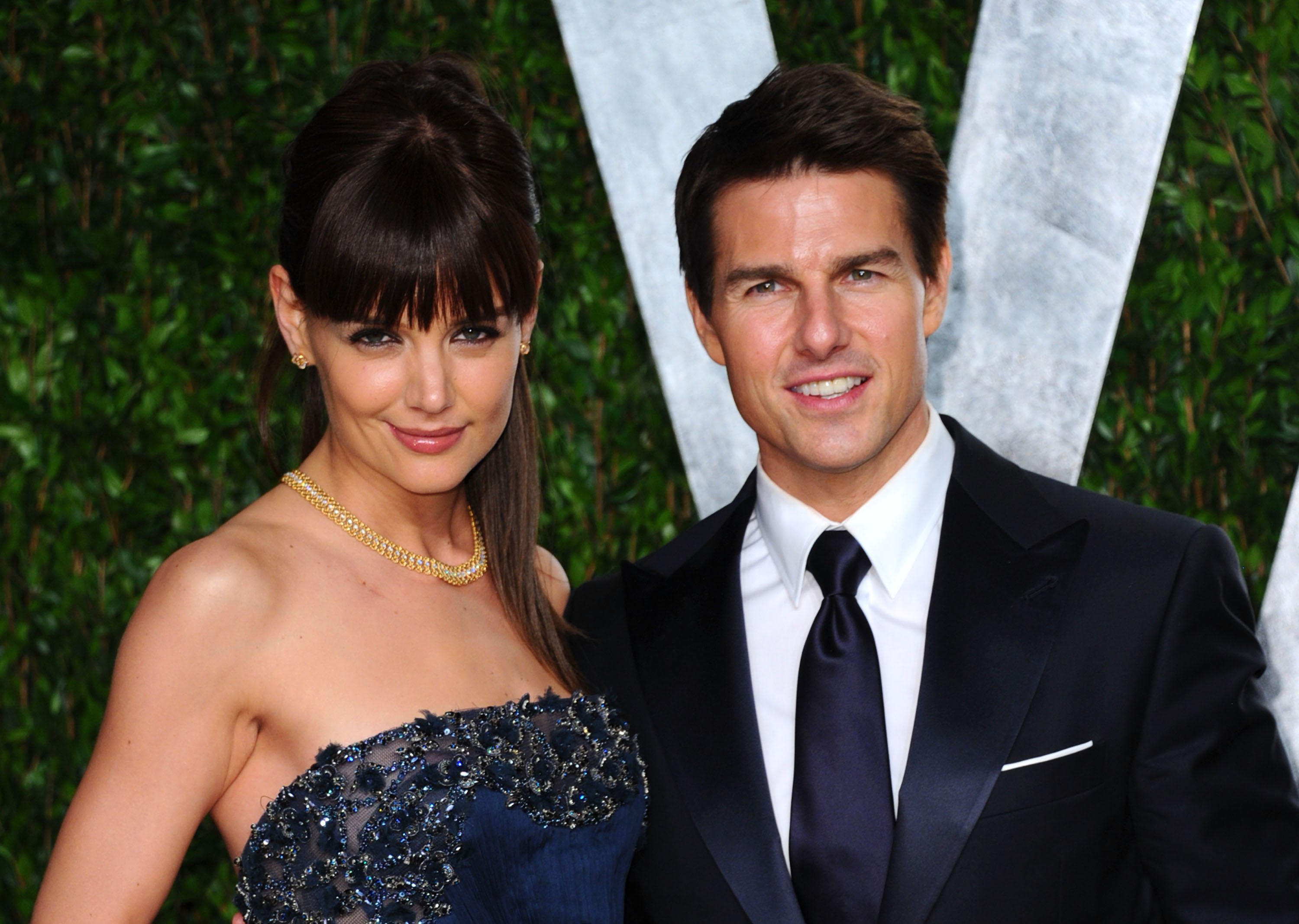 Katie Holmes (G) et l'acteur Tom Cruise arrivent à la soirée des Oscars 2012 de Vanity Fair. | Source : Getty Images