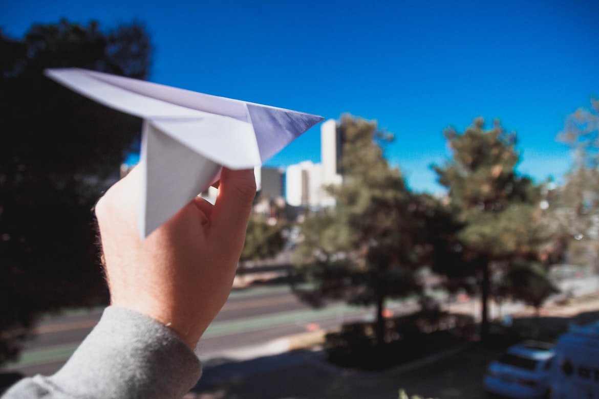 Peter lui a envoyé un avion en papier avec un message d'amour | Source : Unsplash
