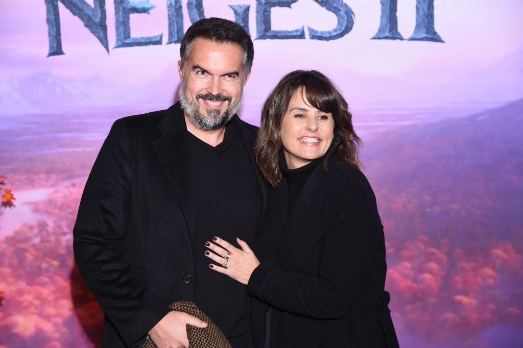 Maxime Chattam et Faustine Bollaert assistent à la projection de gala "Frozen 2 - La Reine Des Neiges 2" au Cinéma Le Grand Rex le 13 novembre 2019. | Photo : Getty Images