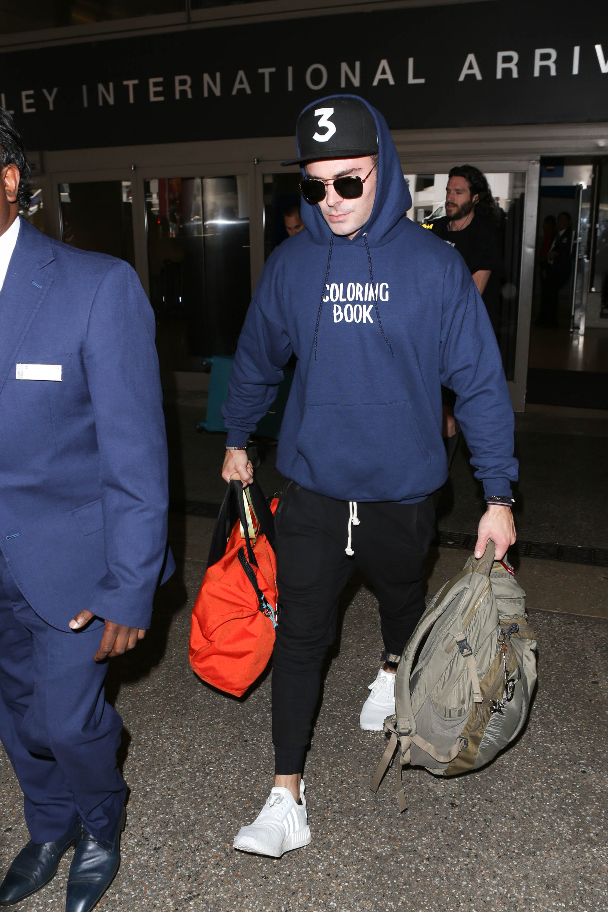 Zac Efron repéré à l'aéroport de Los Angeles, en Californie, le 2 juin 2017 | Source : Getty Images