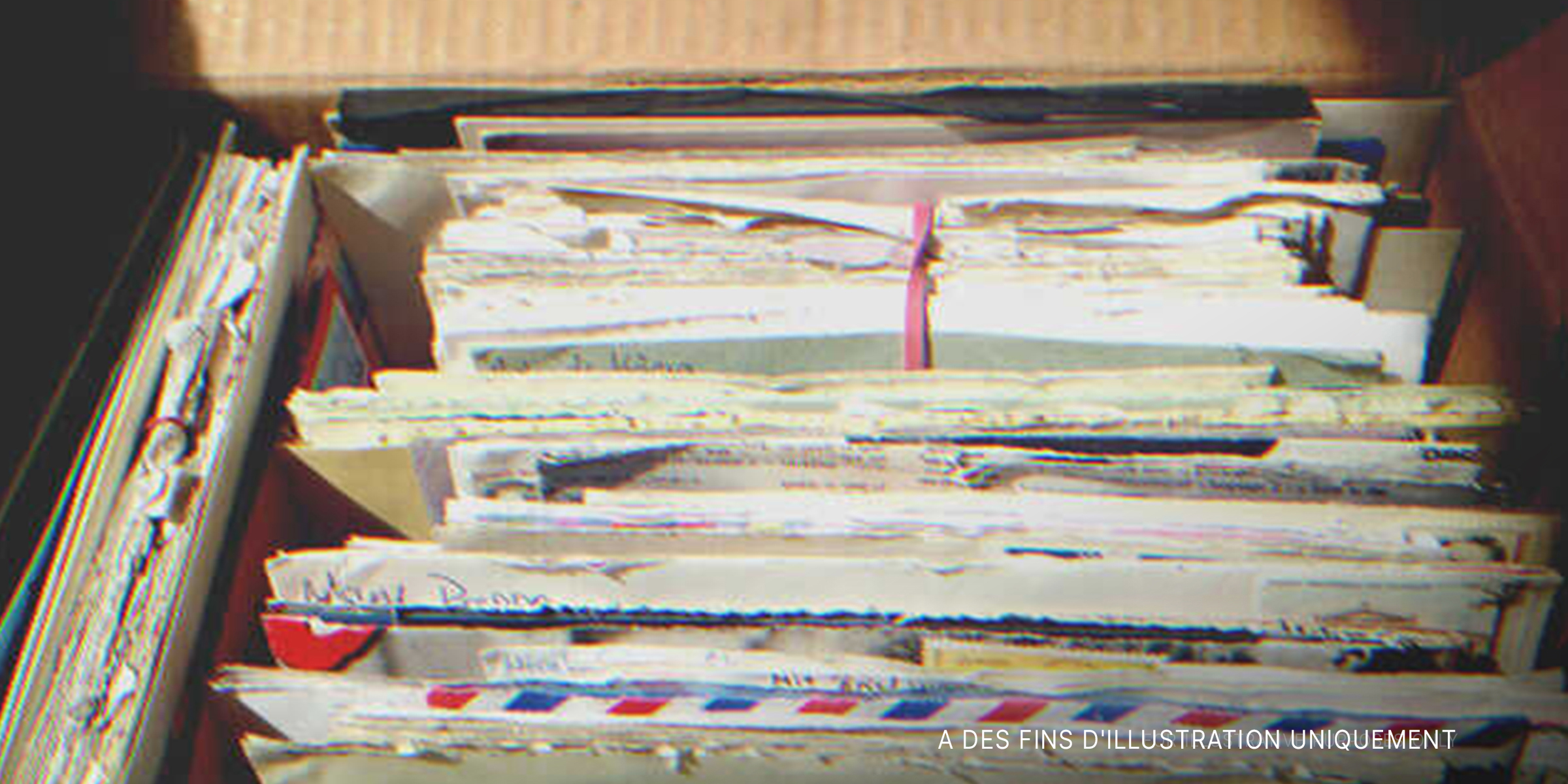 Une pile de lettres dans une boîte en carton | Source : Getty Images