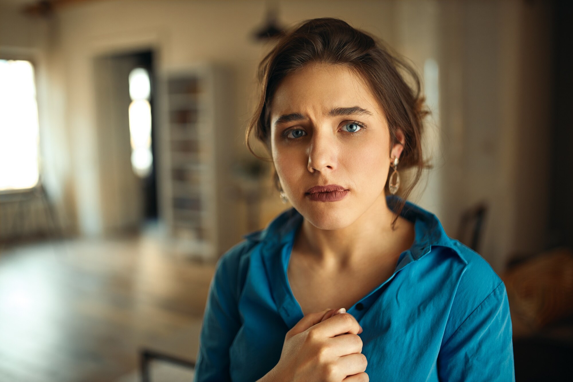 Une femme triste dans son appartement | Source : Freepik