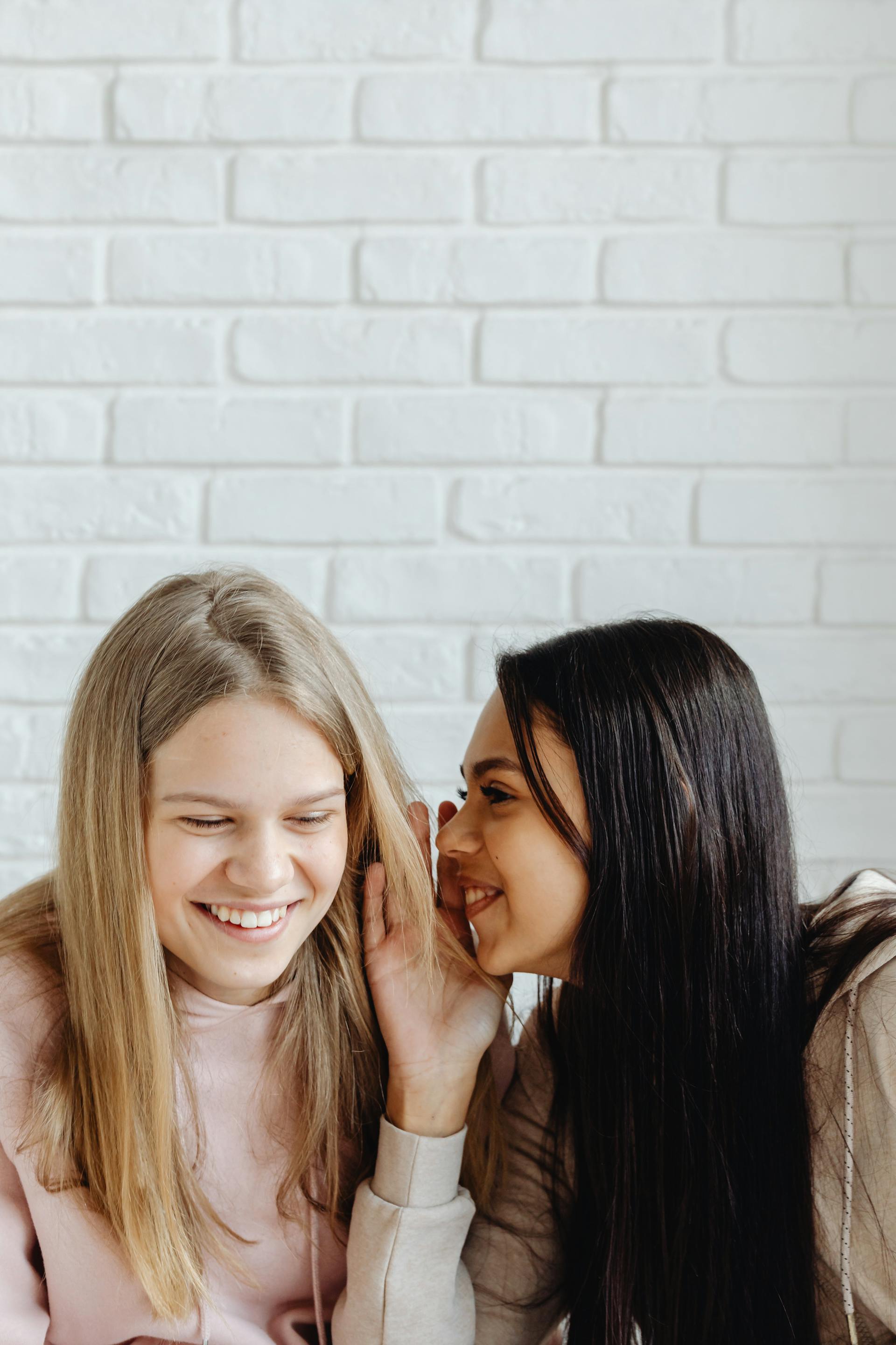 Deux adolescentes souriantes | Source : Pexels