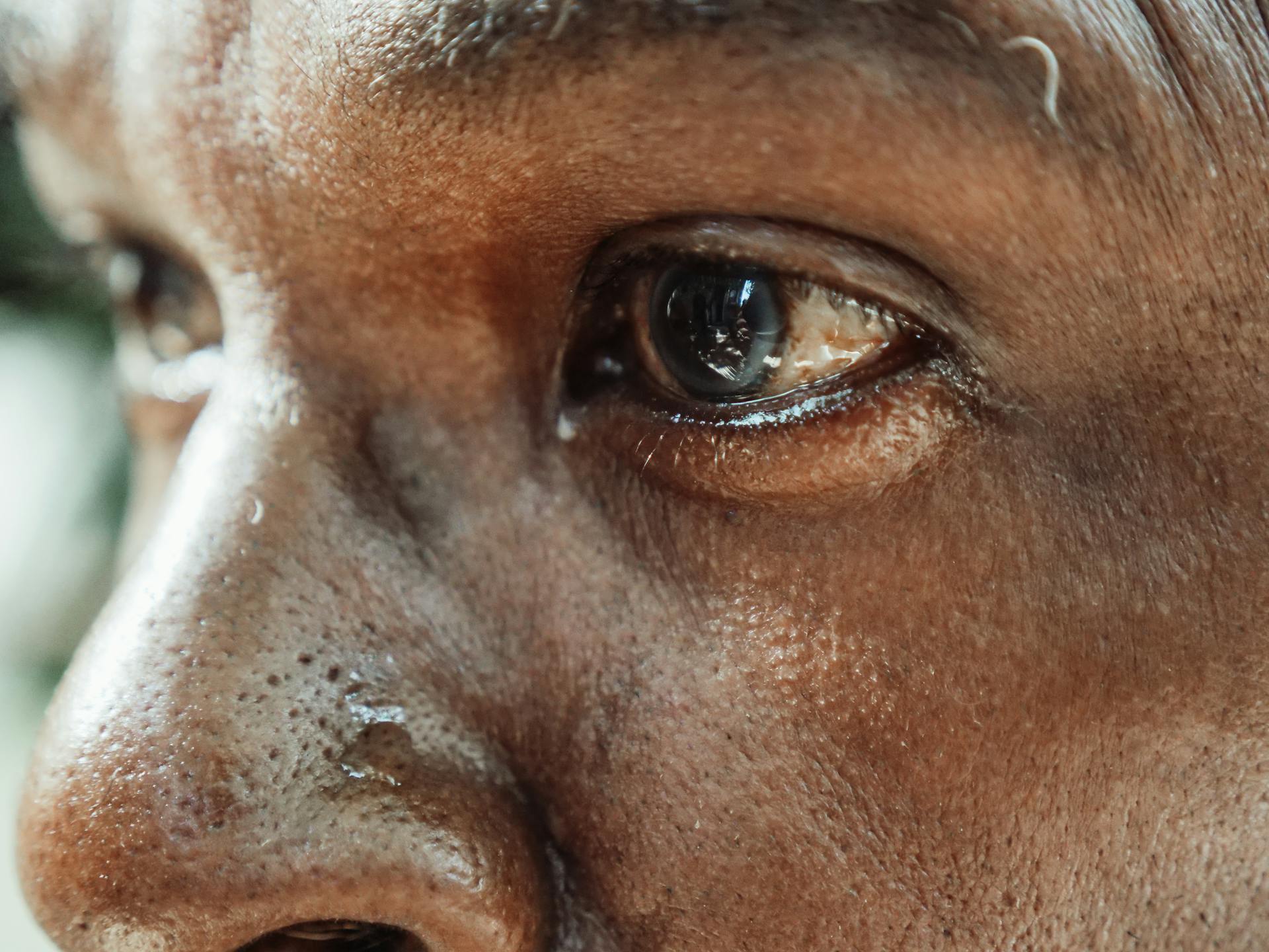 Un homme fixant quelque chose en état de choc | Source : Pexels