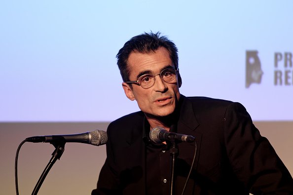Le journaliste français Raphael Enthoven donne une conférence le 30 novembre 2019 à Paris.|Photo : Getty Images.