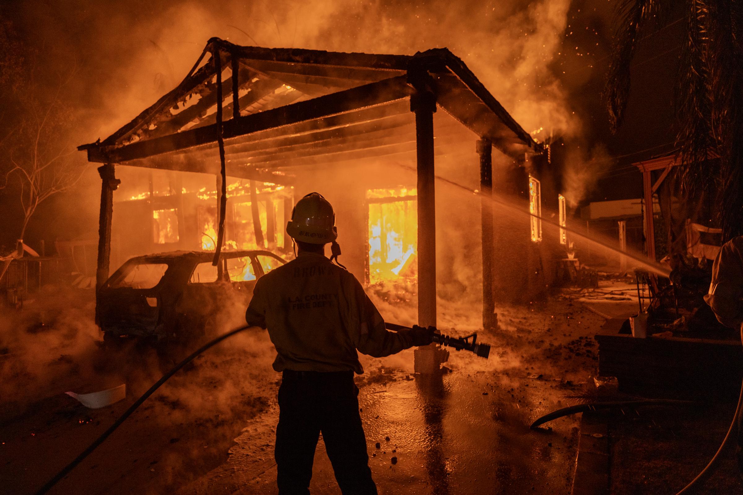 Les pompiers luttent contre l'incendie Eaton le 8 janvier 2025, à Altadena, en Californie | Source : Getty Images