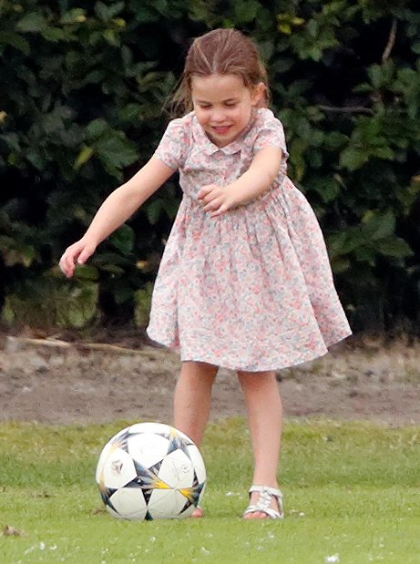 Princess Charlotte jouant au football au match de Polo du "King Power Royal Charity", tenu au Club de Polo Billingbear, 10 juillet  2019. | Getty Images