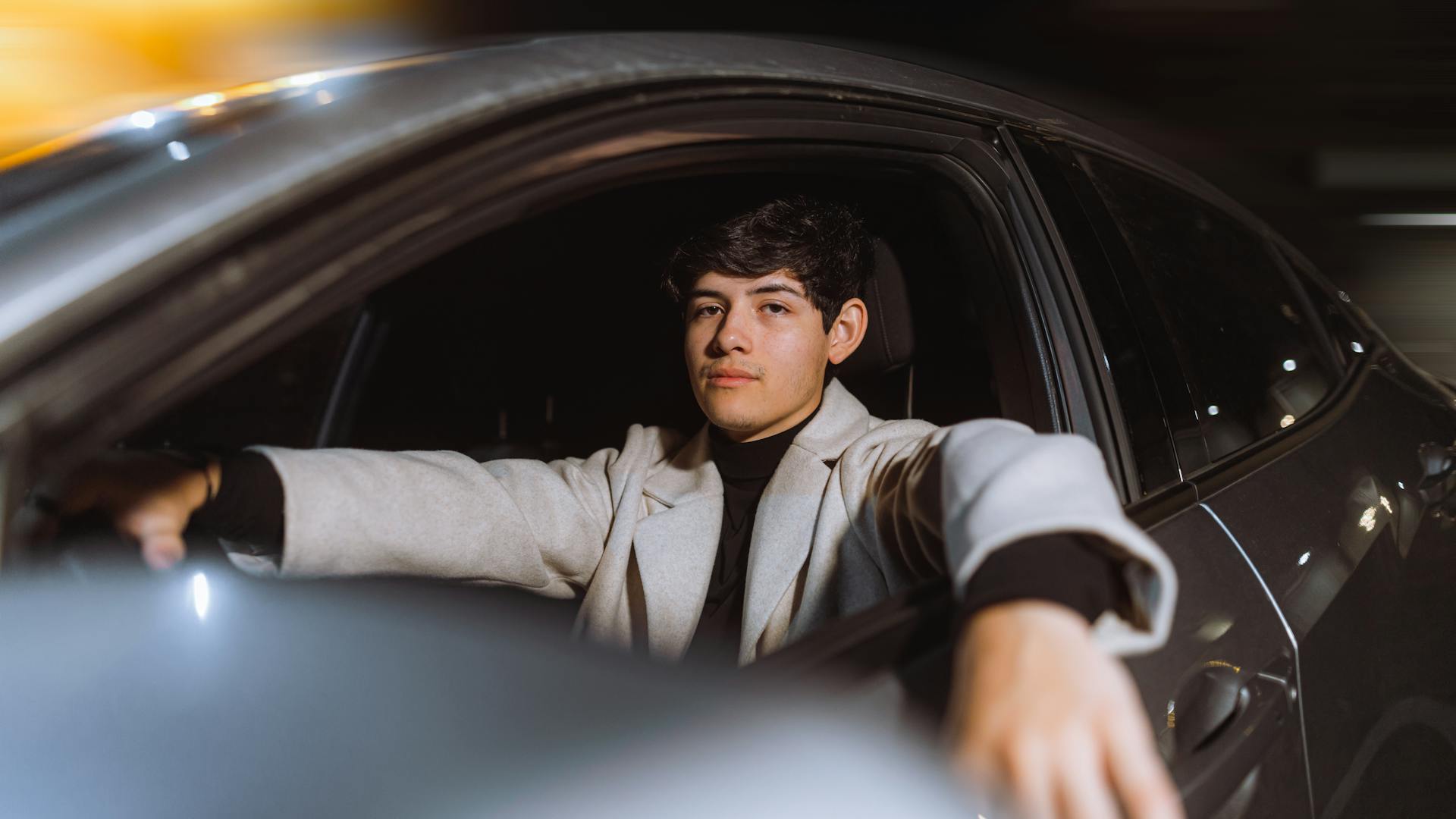 Un jeune homme dans une voiture | Source : Pexels