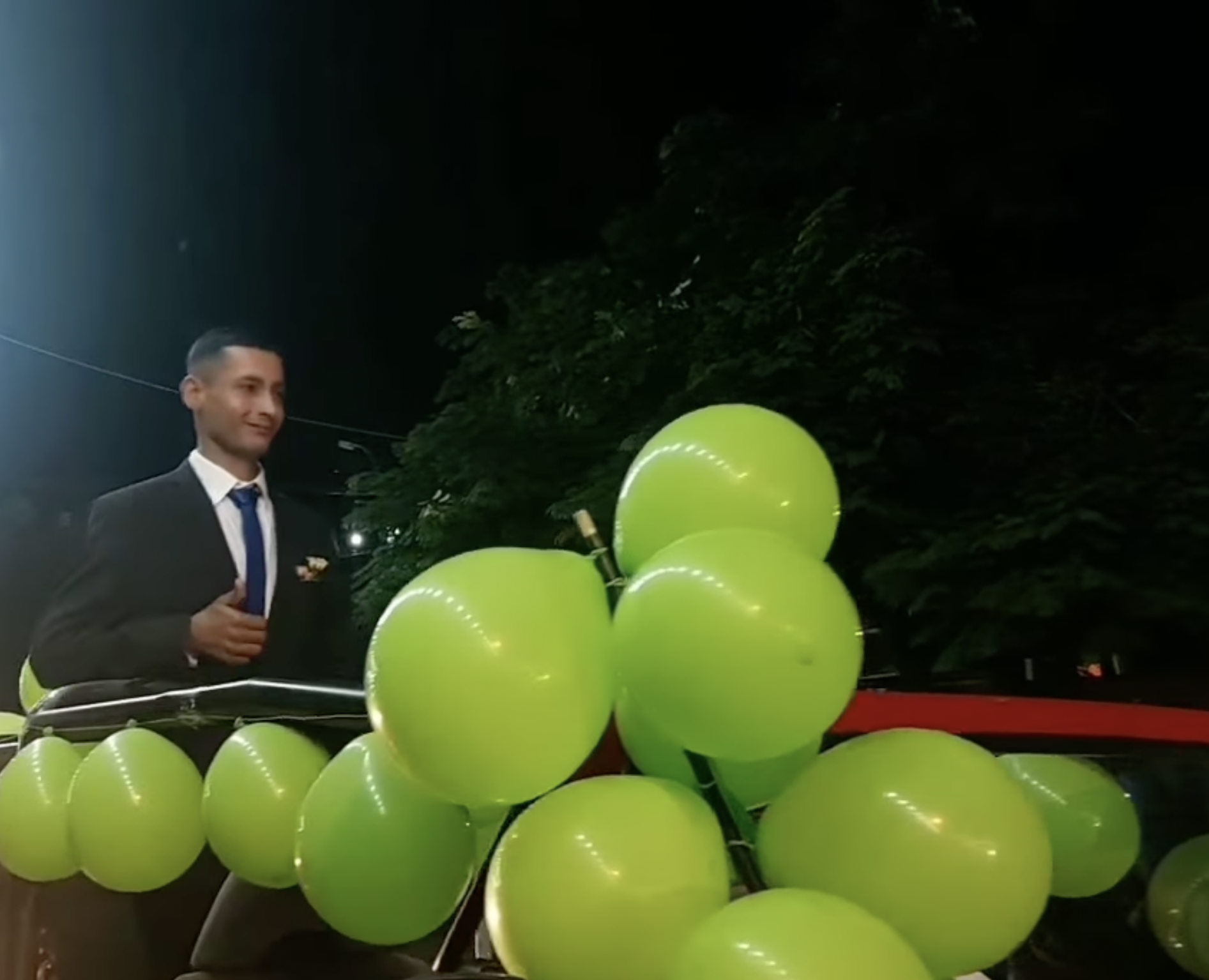 Le marié Juan Portillo arrive dans une jeep ornée de ballons verts | Source : facebook.com/Aguaray-Press