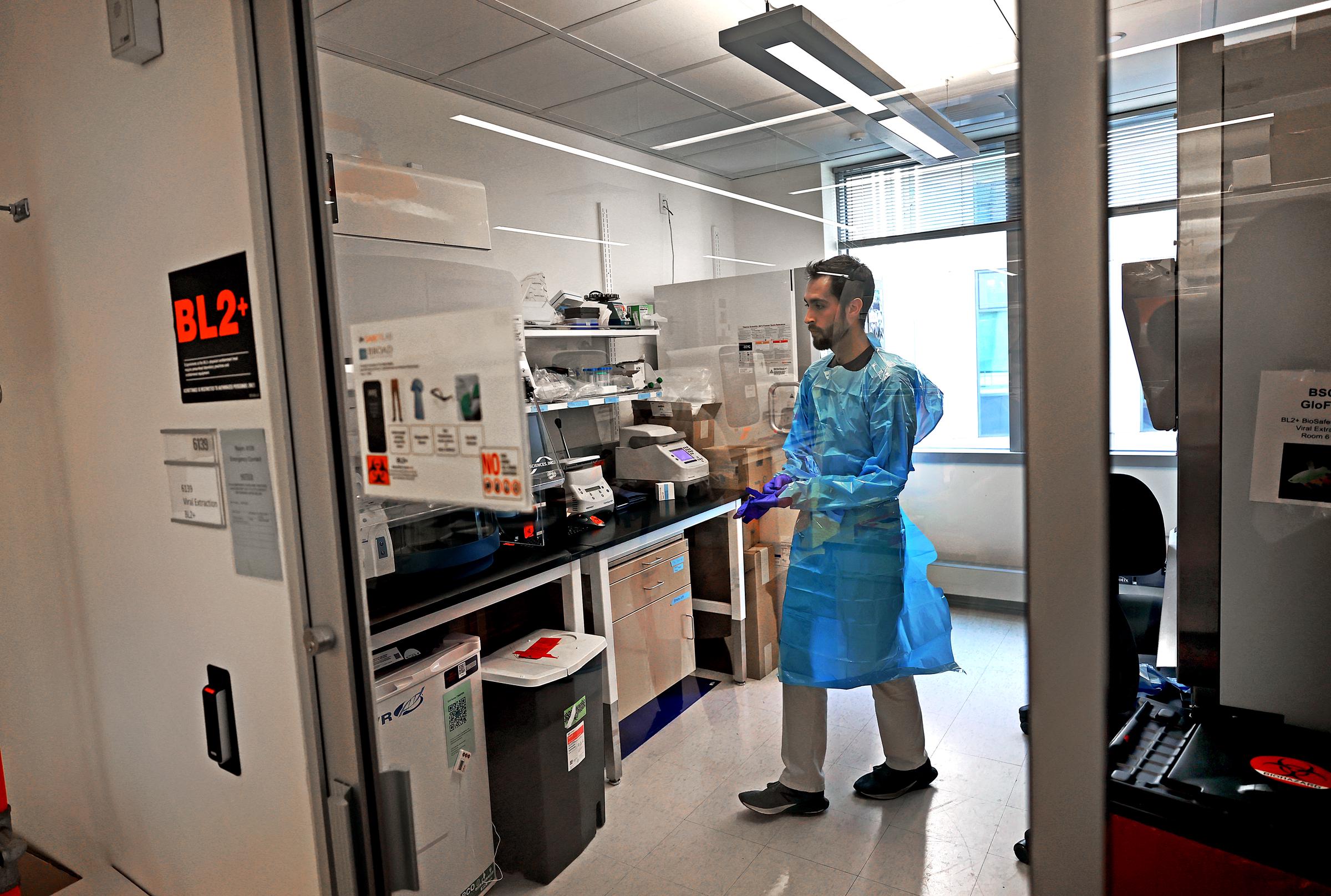 Jon Arizti Sanz, PhD, post-doctorant testant le lait acheté dans les épiceries de la région pour détecter la présence de la grippe aviaire, à Cambridge, le 14 mai 2024 | Source : Getty Images