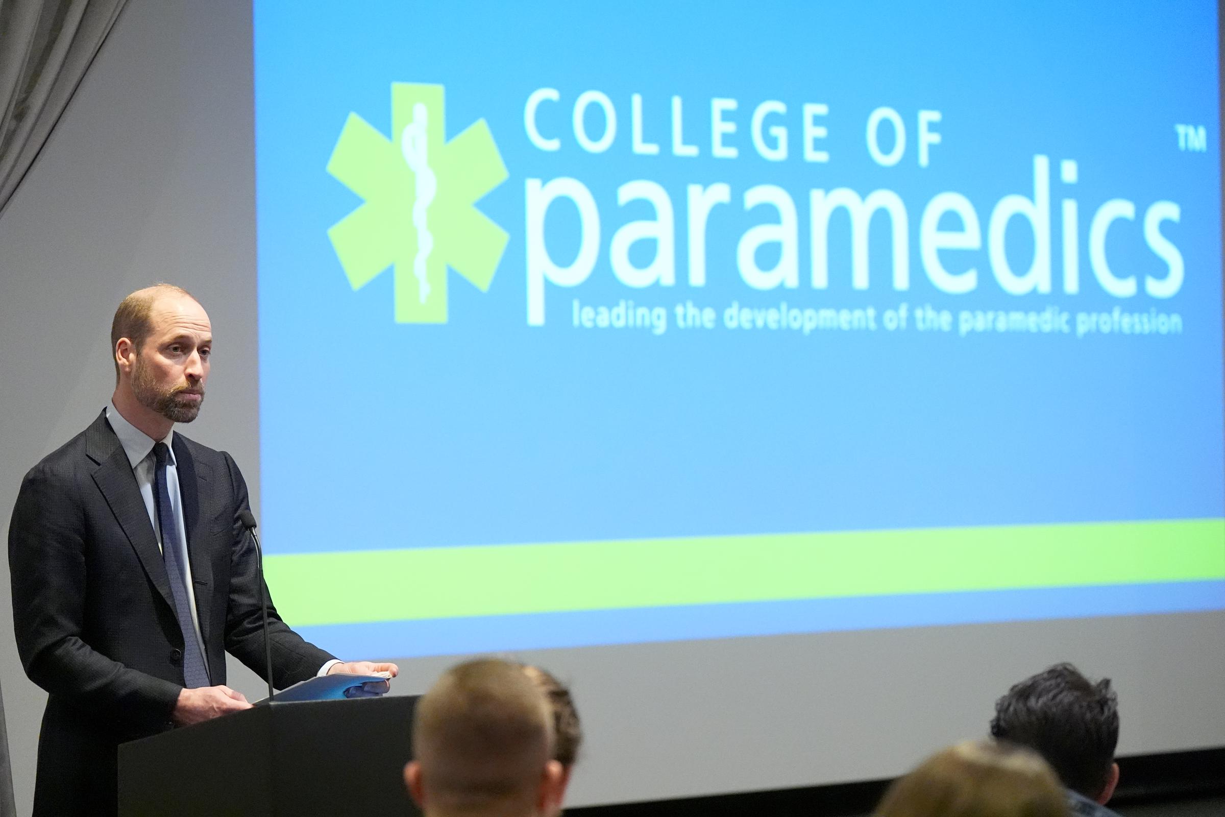 Le prince de Galles, patron du College of Paramedics, prend la parole lors de la conférence inaugurale sur les urgences et les soins critiques, le 15 janvier 2025, à Birmingham, en Angleterre | Source : Getty Images