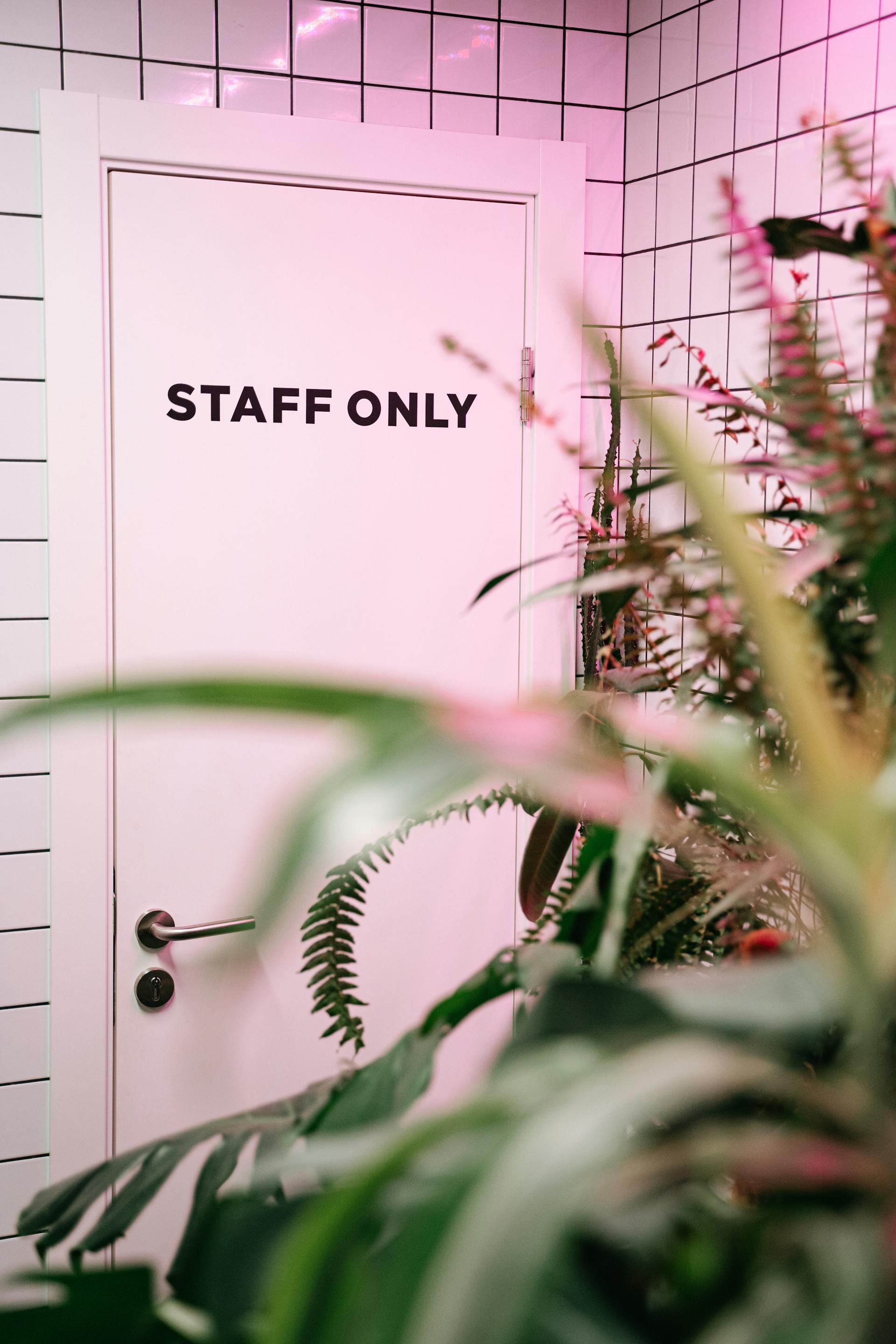 Une porte portant la mention, « réservé au personnel » | Source : Pexels