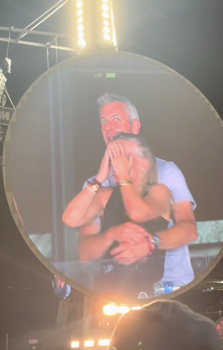 Kristin Cabot qui se cache le visage sur grand écran avec Andy Byron lors du concert de Coldplay à Boston le 16 juillet 2025 | Source : TikTok/@instaagraace