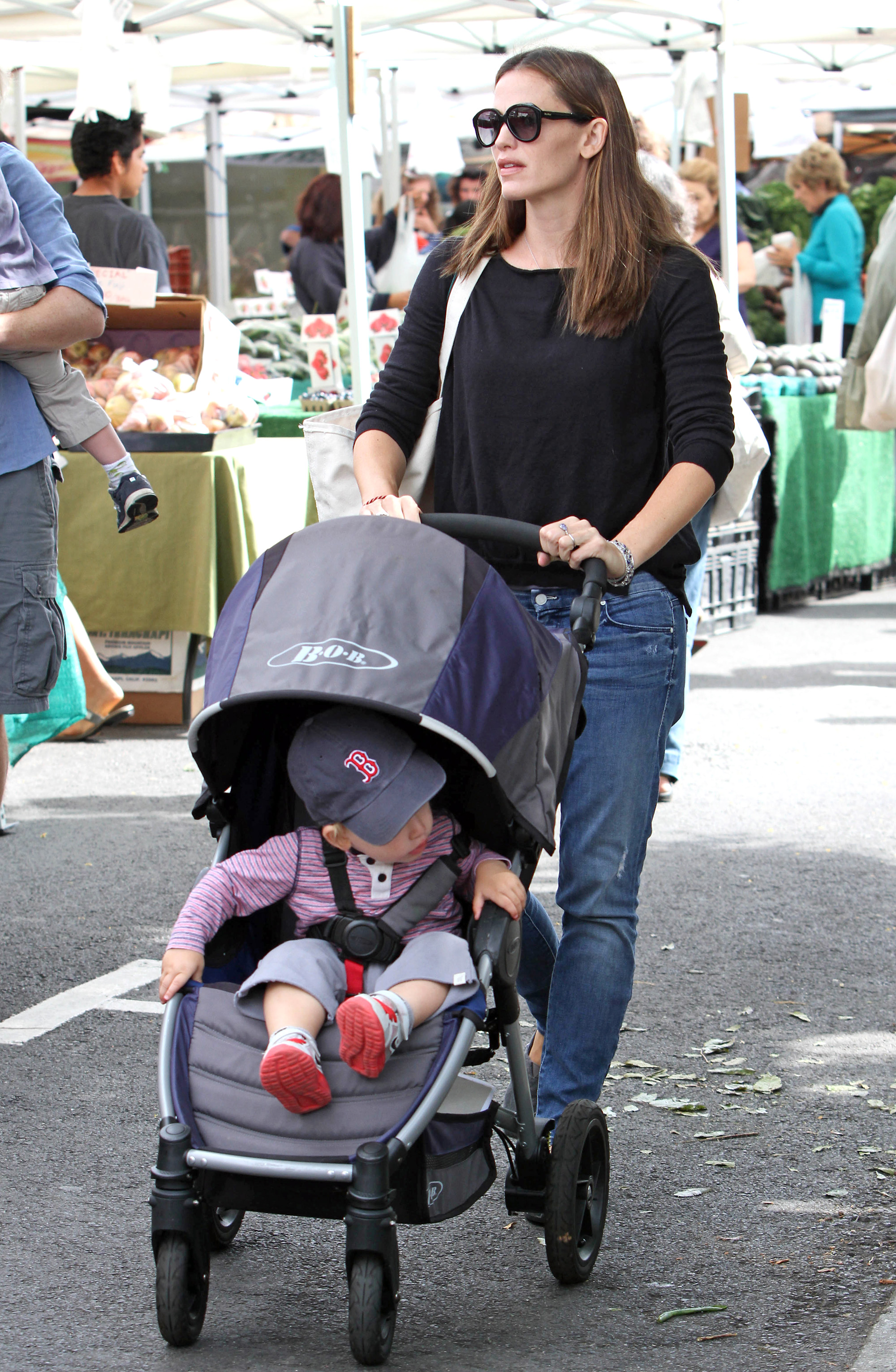 Jennifer Garner se promène avec Samuel Garner Affleck dans un marché public le 11 août 2013, à Los Angeles, en Californie. | Source : Getty Images