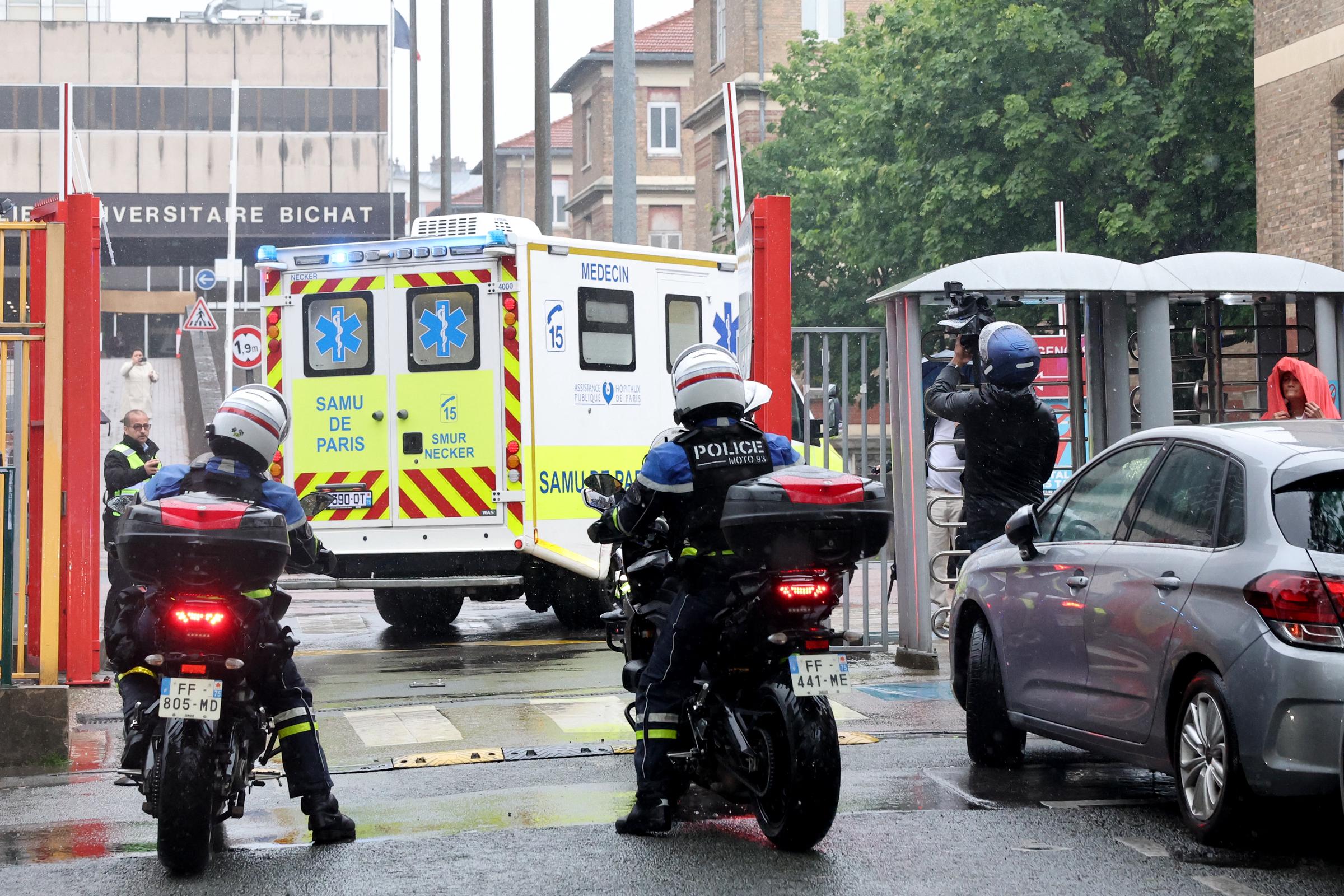 Des ambulances transportant des passagers de nationalité française du MV Hondius, à bord duquel un foyer d'infection par le hantavirus a été détecté, arrivent à l'hôpital Bichat à Paris le 10 mai 2026, après que l'avion chargé de les rapatrier a atterri à l'aéroport du Bourget, dans la banlieue parisienne I Source : Getty Images