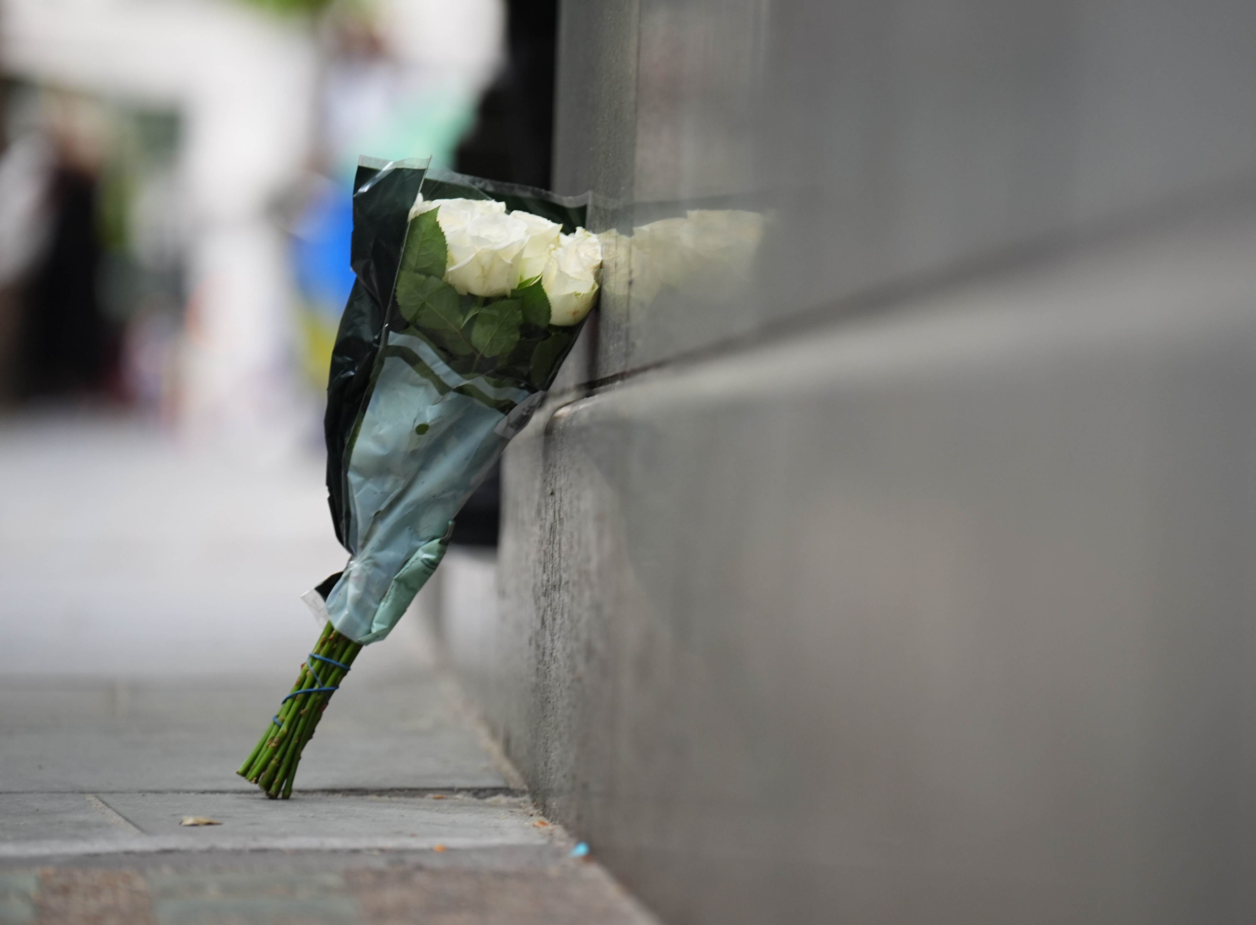 Roses blanches devant l'India House à Londres après l'accident du vol 171 d'Air India le 12 juin 2025, en route vers l'aéroport de Gatwick | Source : Getty Images
