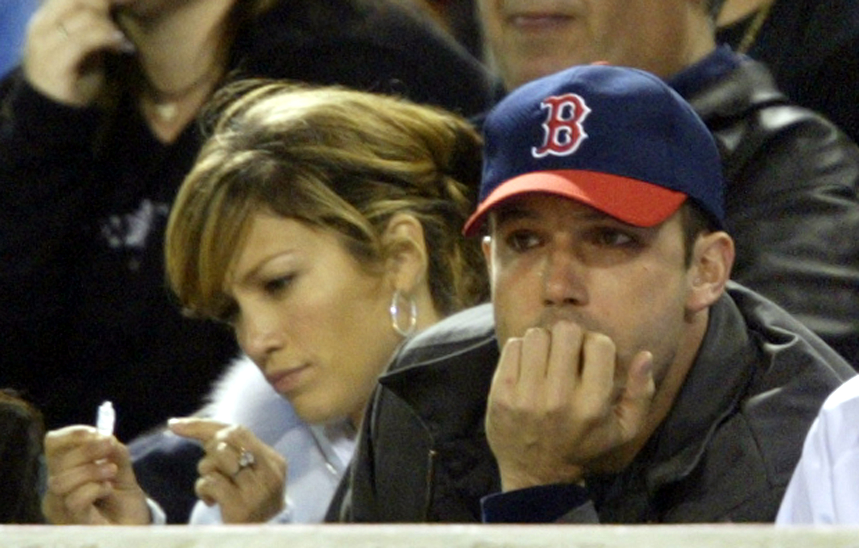 Jennifer Lopez et Ben Affleck lors d'un match de baseball le 27 avril 2003 à Anaheim en Californie. | Source : Getty Images