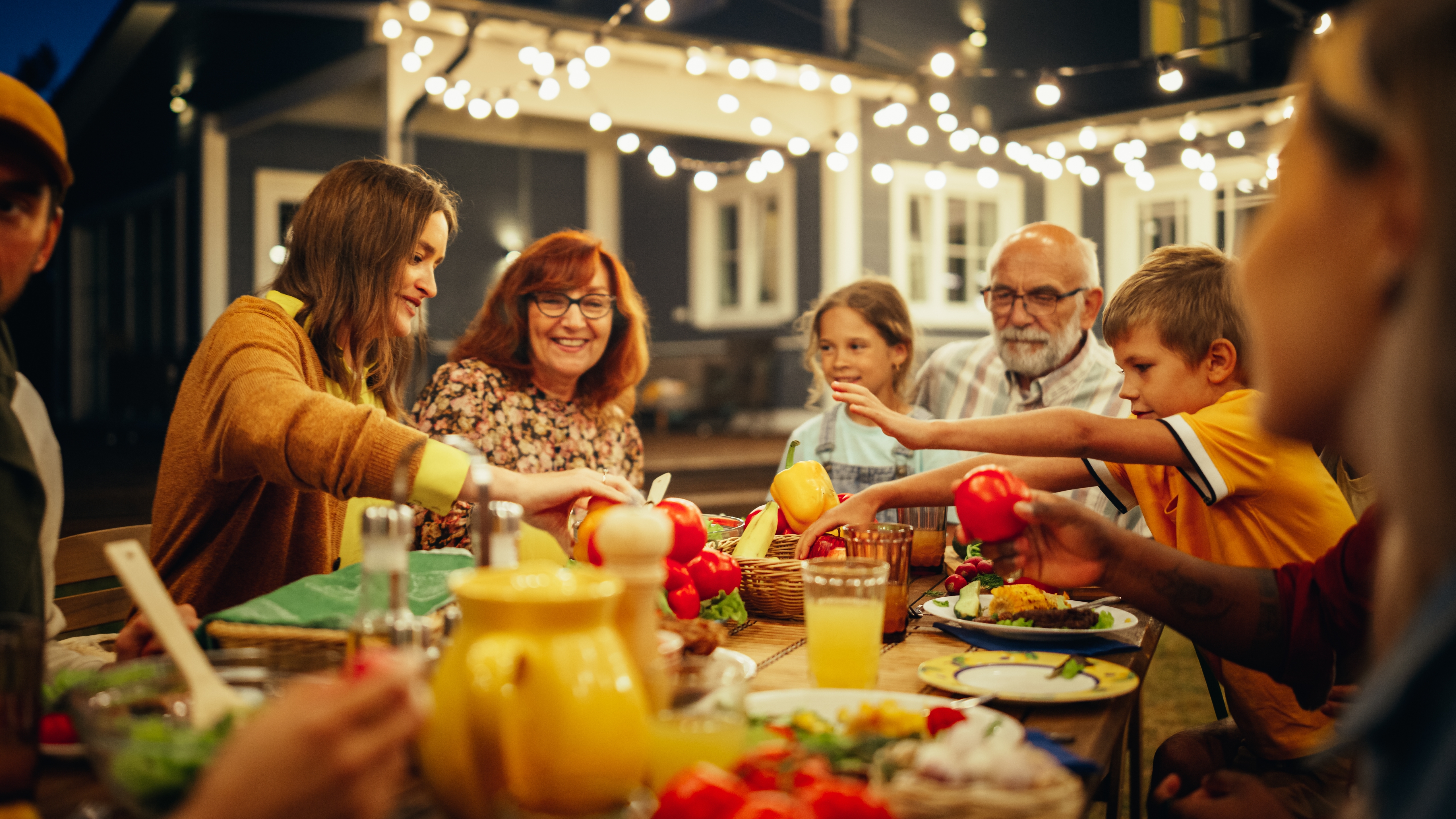 Gente sentada junta para cenar | Fuente: Shutterstock
