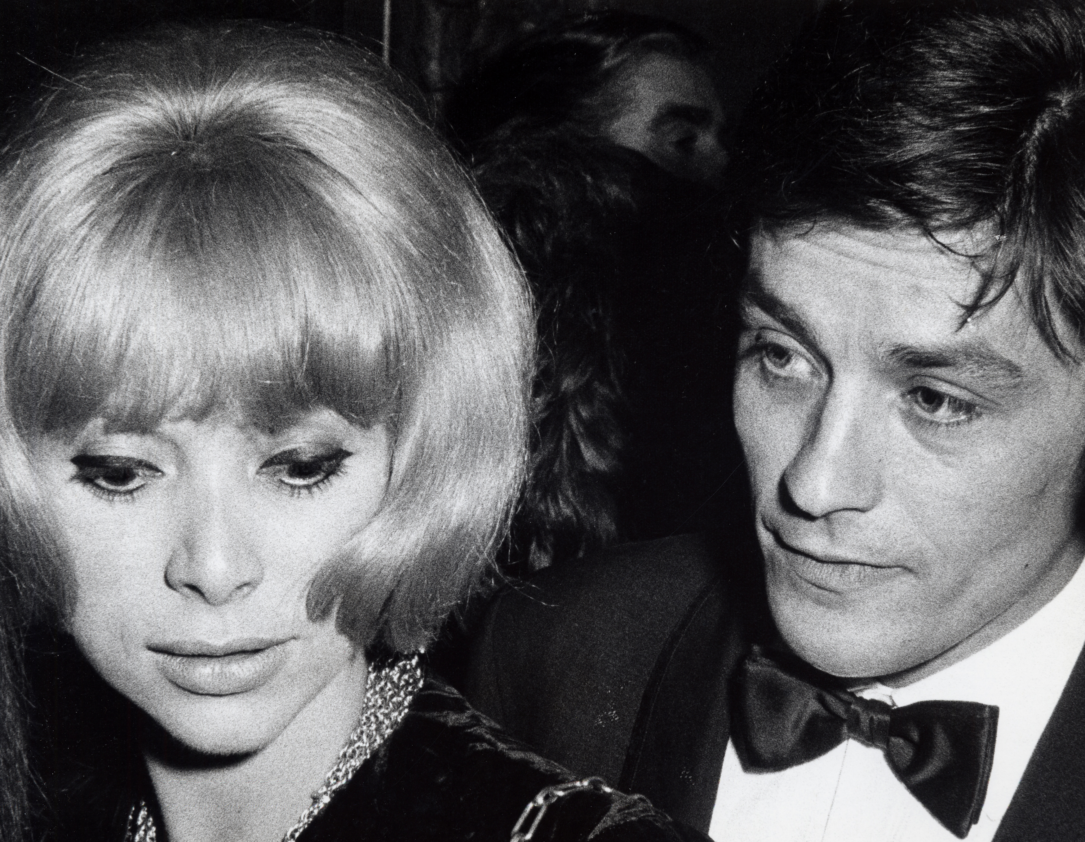 Mireille Darc et Alain Delon à l'Opéra de Paris en 1985 | Source : Getty Images