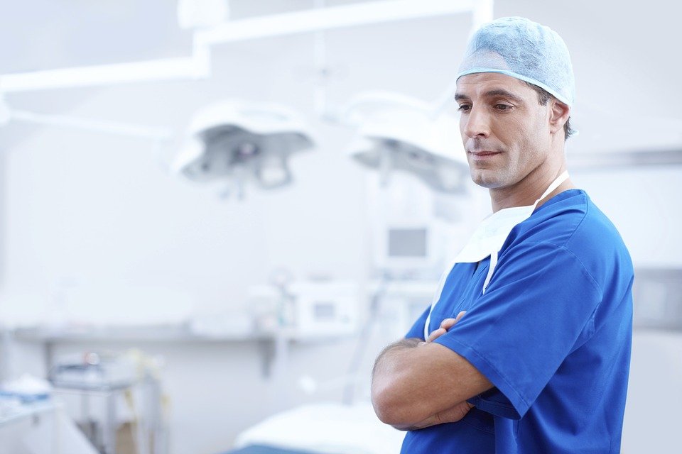 Un médecin dans son uniforme | Photo : Pixabay