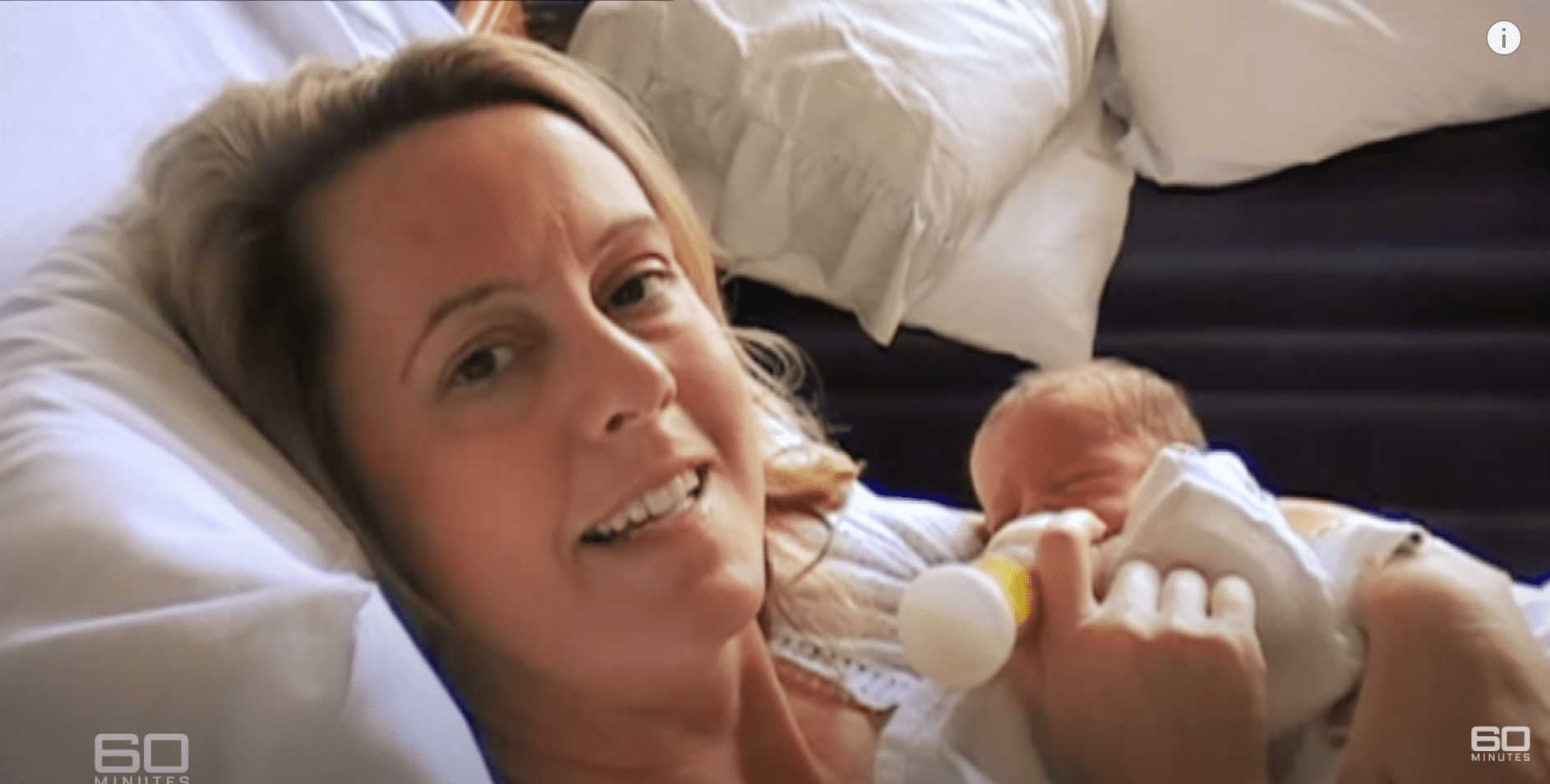 Carolyn Savage nourrissant bébé Logan après la naissance | Source : youtube.com/60 Minutes Australia