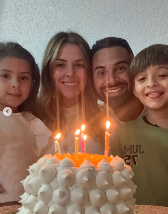 Trejo, Yanina, Aarón et Ainhoa souriaient tous ensemble derrière le gâteau d'anniversaire tandis que les bougies continuaient de brûler. Depuis les tremblements de terre dévastateurs, ce portrait de famille a pris une toute autre signification. | Source : Instagram/lucastrejo_lt