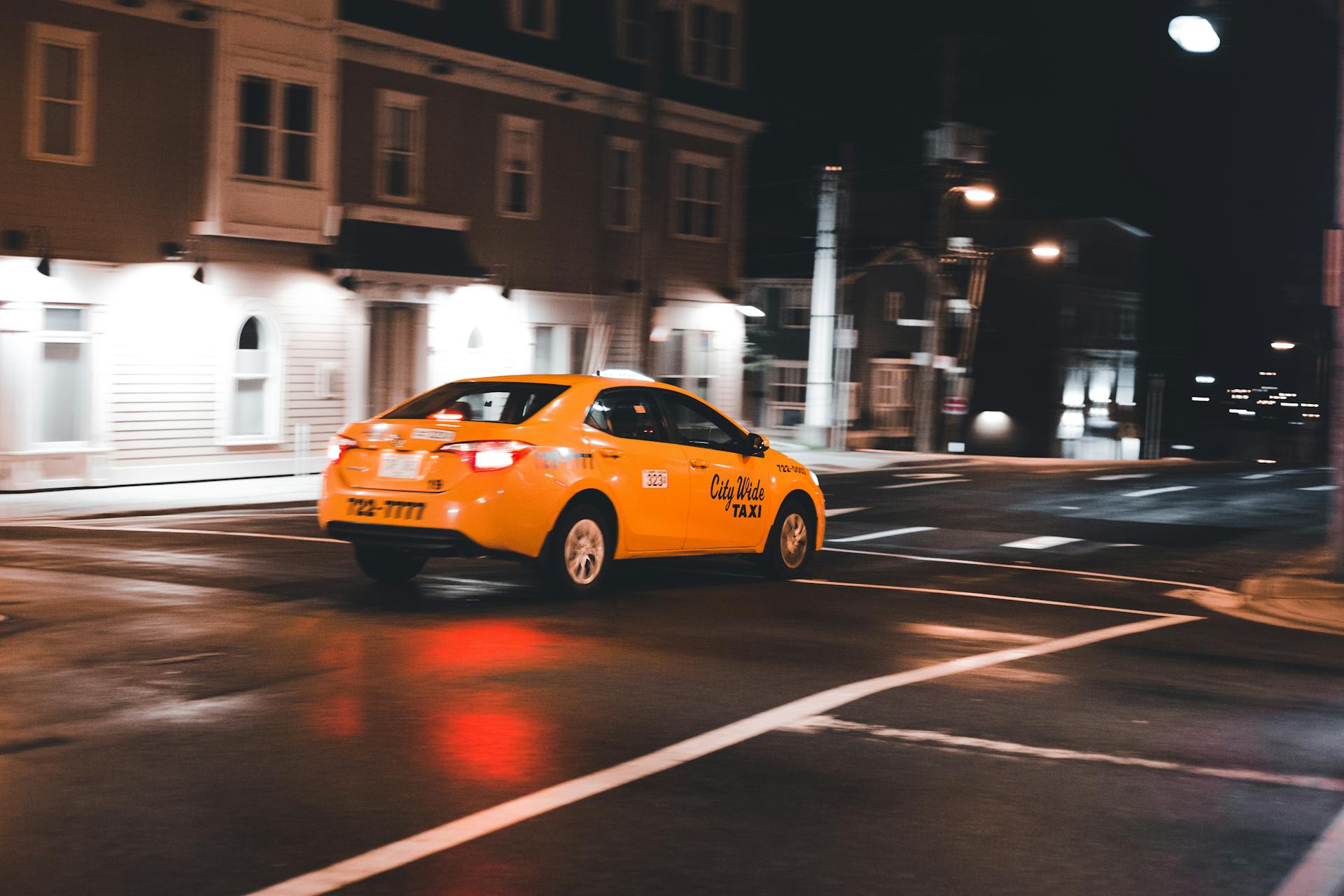 Un taxi circulant dans une ville la nuit | Source : Pexels