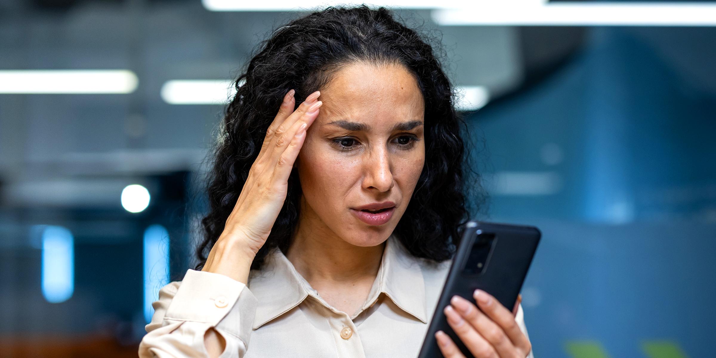 Une femme qui regarde son téléphone | Source : Shutterstock