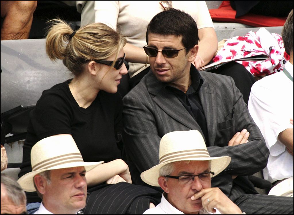 Patrick Bruel et Amanda Sthers au tournoi de tennis de Roland Garros 2005 - le 31 mai 2005 - à Paris, France. | Photo : Getty Images