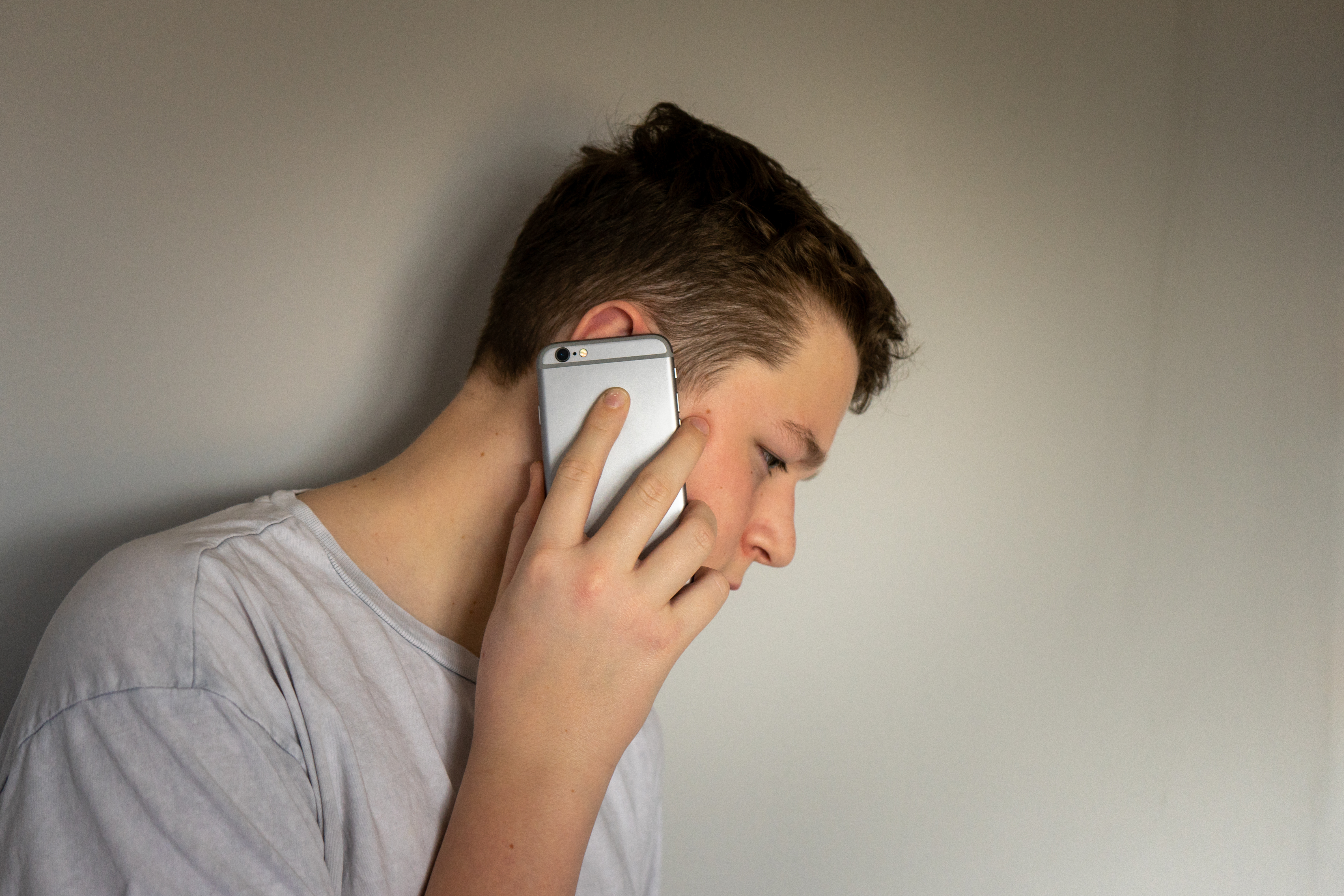 Un adolescent parlant au téléphone | Source : Shutterstock
