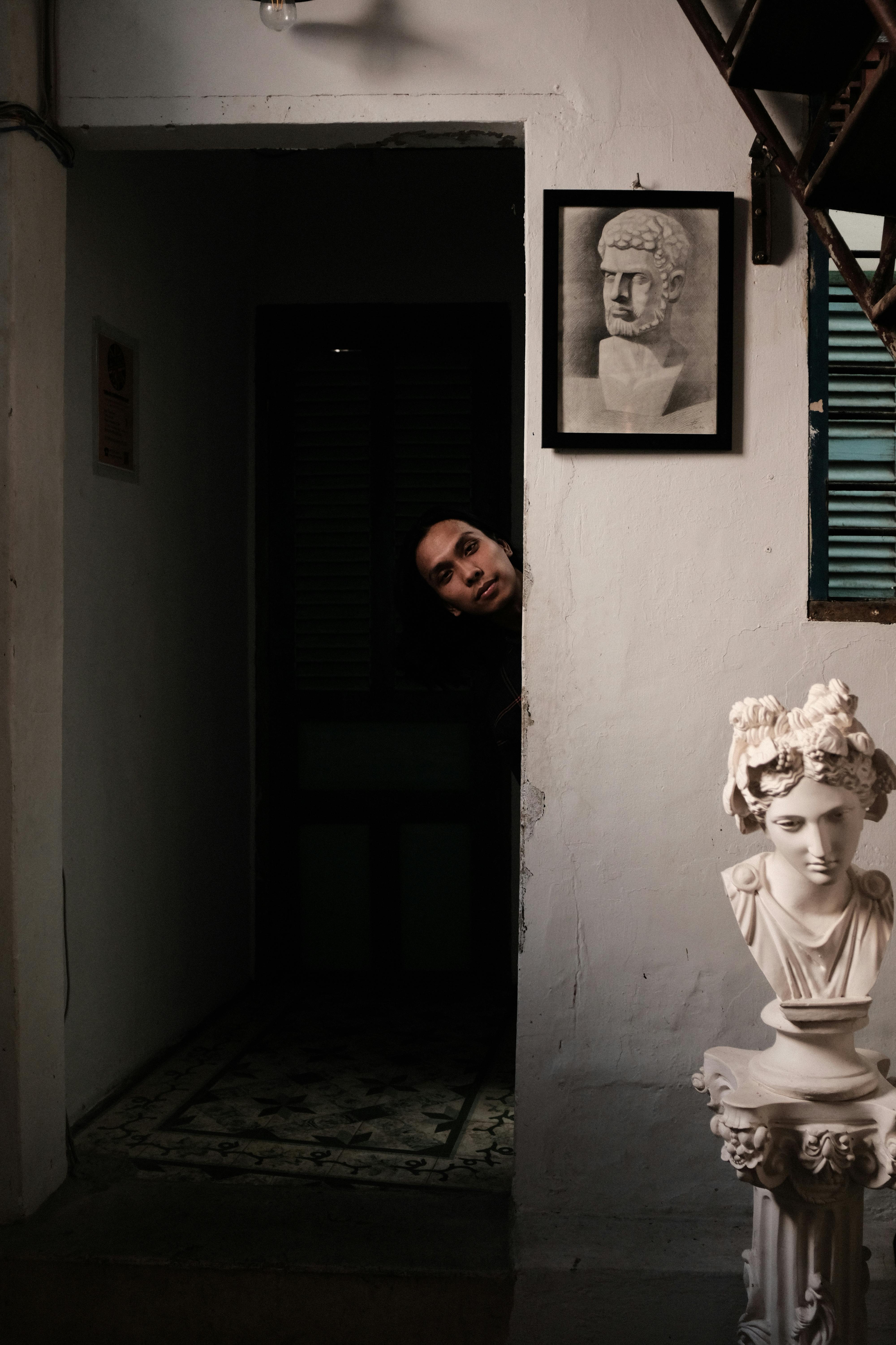Un homme qui regarde | Source : Pexels