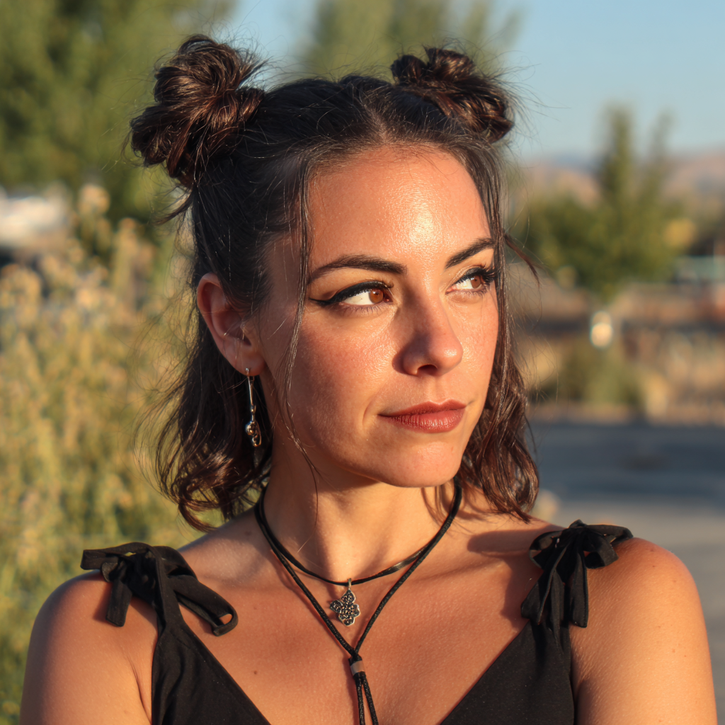 Une femme portant une robe noire | Source : Midjourney