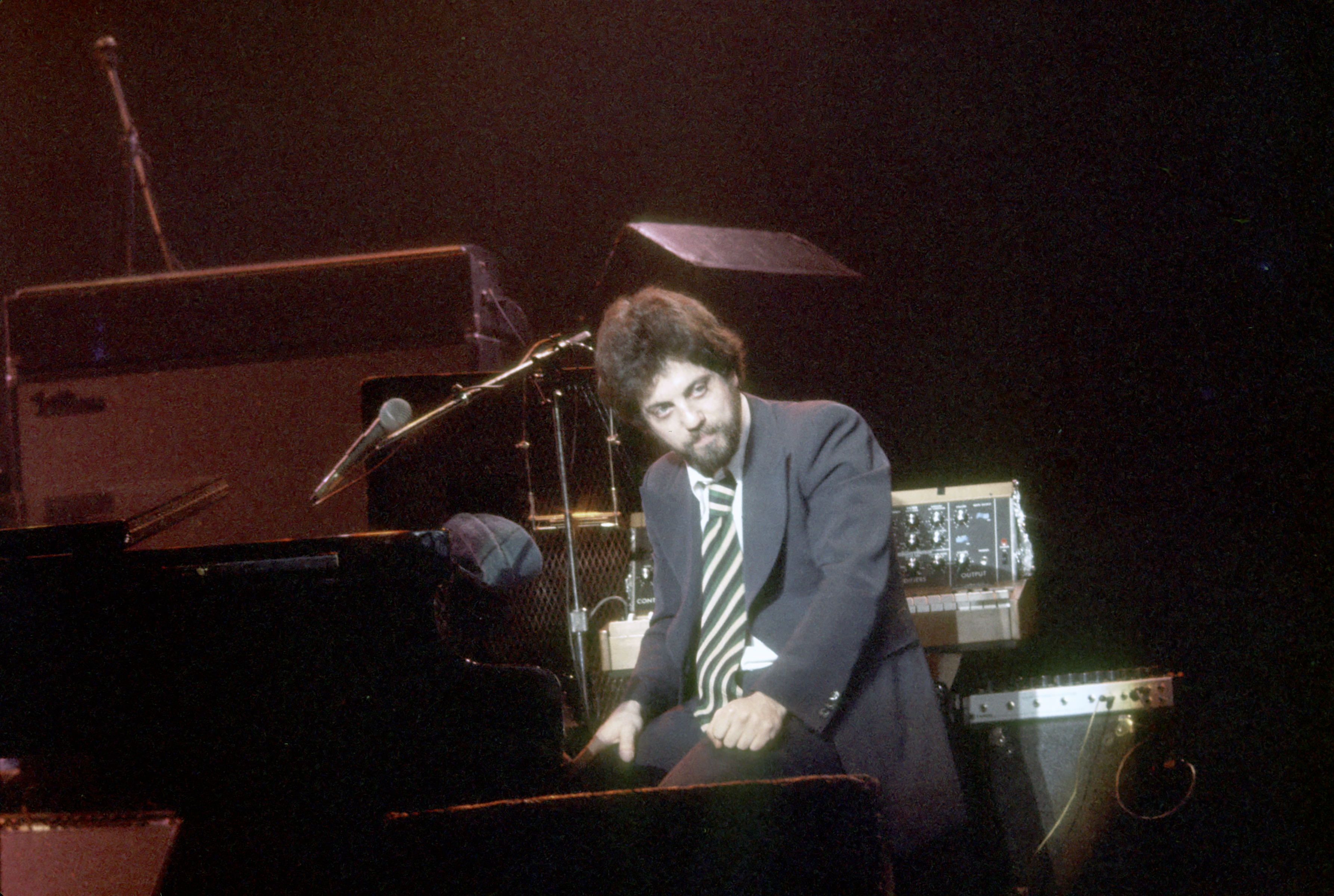 Billy Joel joue du piano sur scène vers 1980 | Source : Getty Images