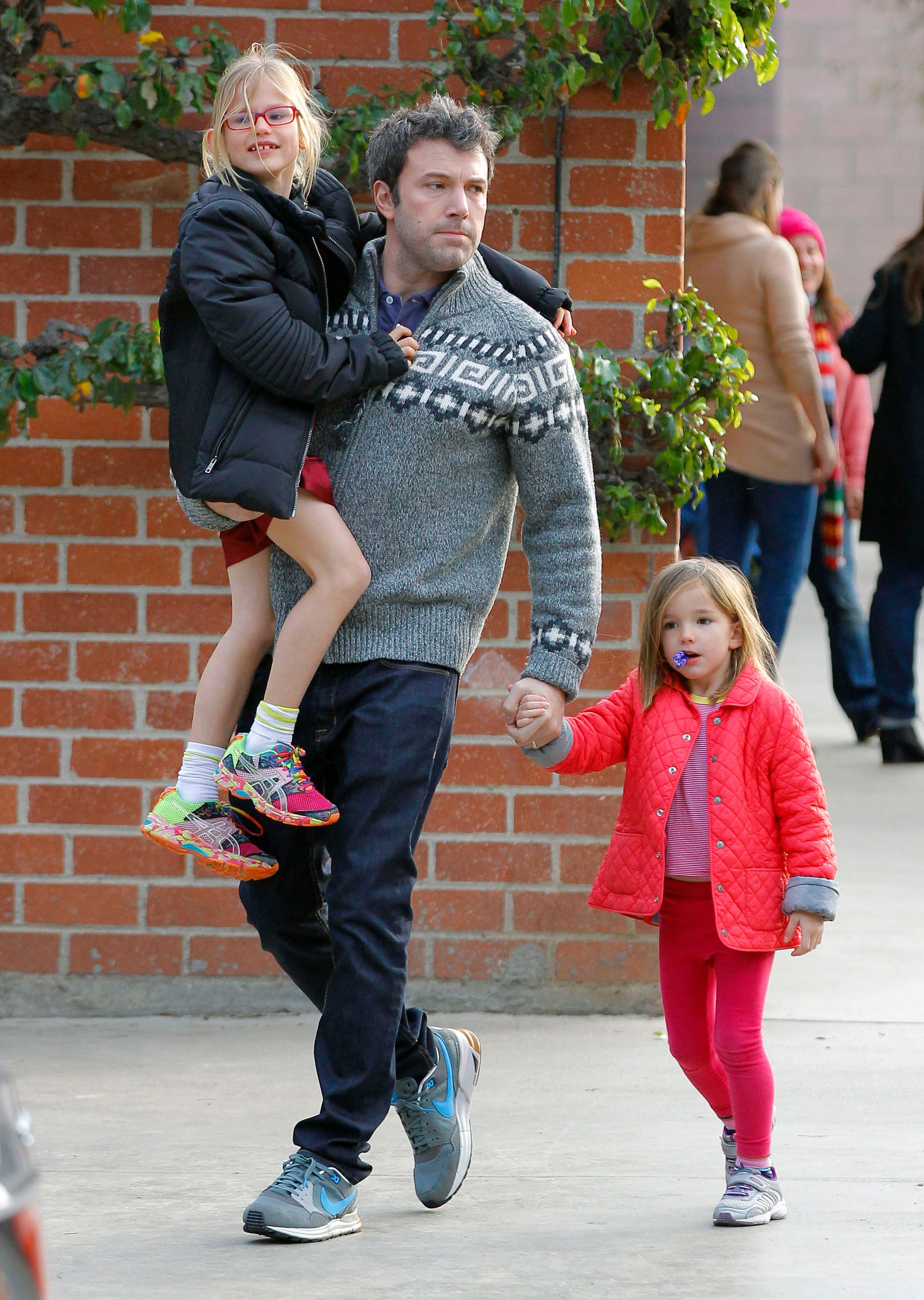 Ben Affleck et ses filles, Violet et Seraphina Affleck, vus en train de quitter un parc le 8 décembre 2013, à Los Angeles, Californie | Source : Getty Images